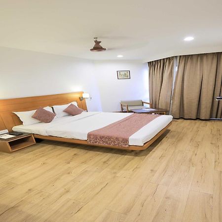 Palette Hotel Surya Vadodara Kültér fotó