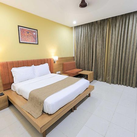 Palette Hotel Surya Vadodara Kültér fotó
