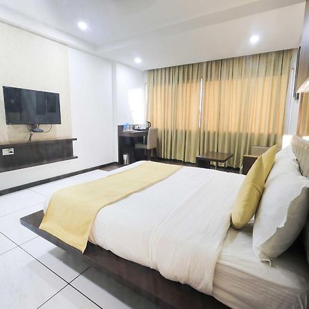 Palette Hotel Surya Vadodara Kültér fotó