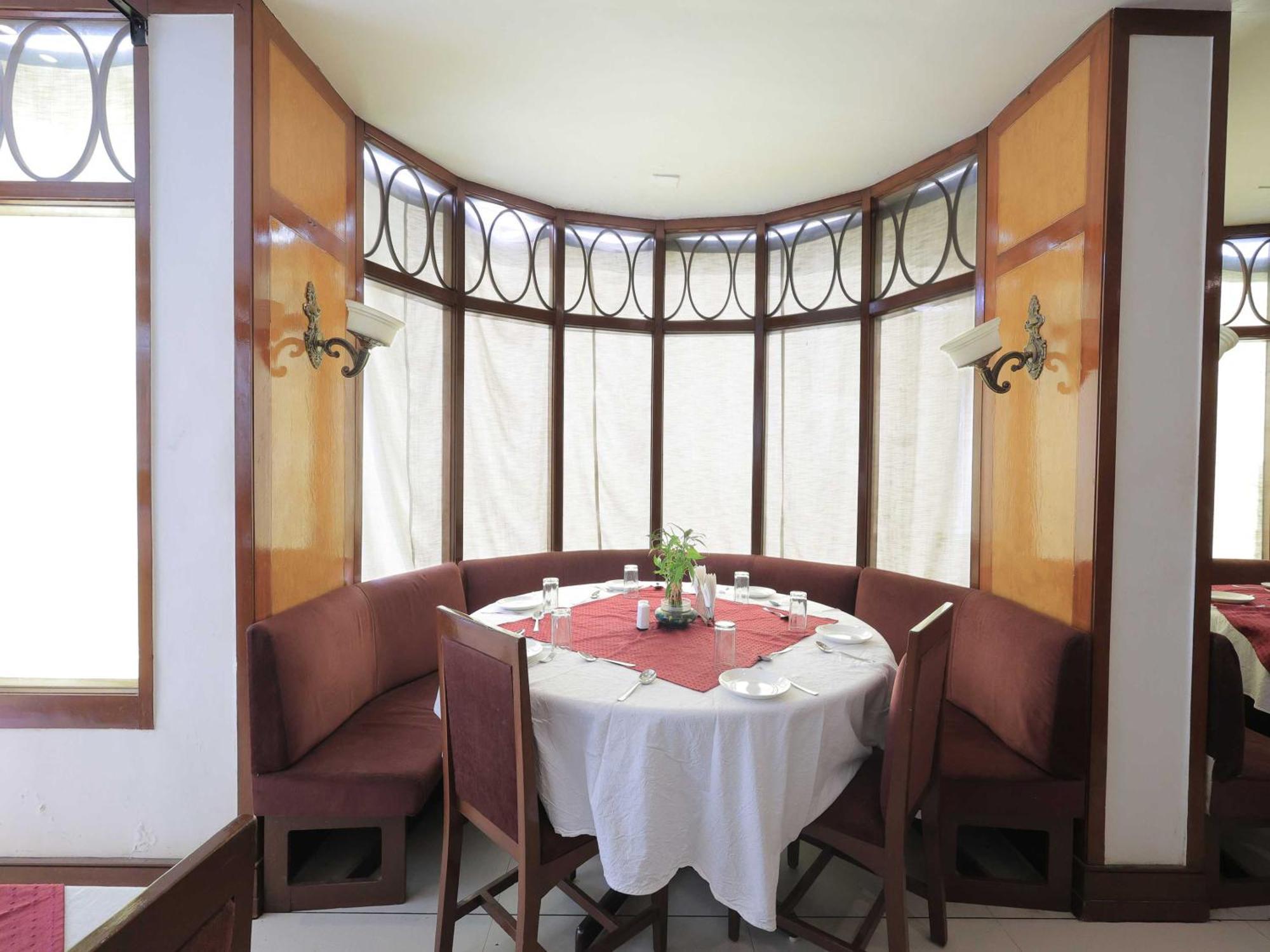 Palette Hotel Surya Vadodara Kültér fotó