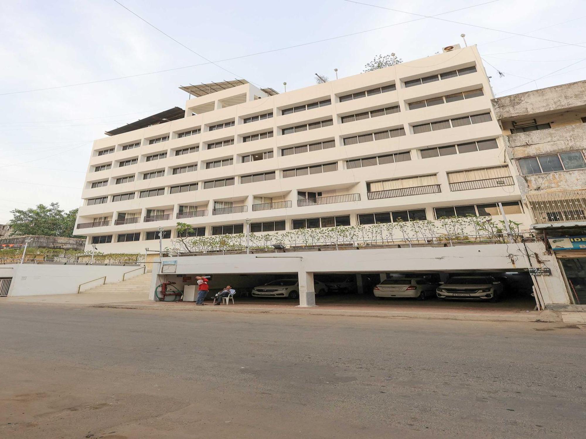 Palette Hotel Surya Vadodara Kültér fotó