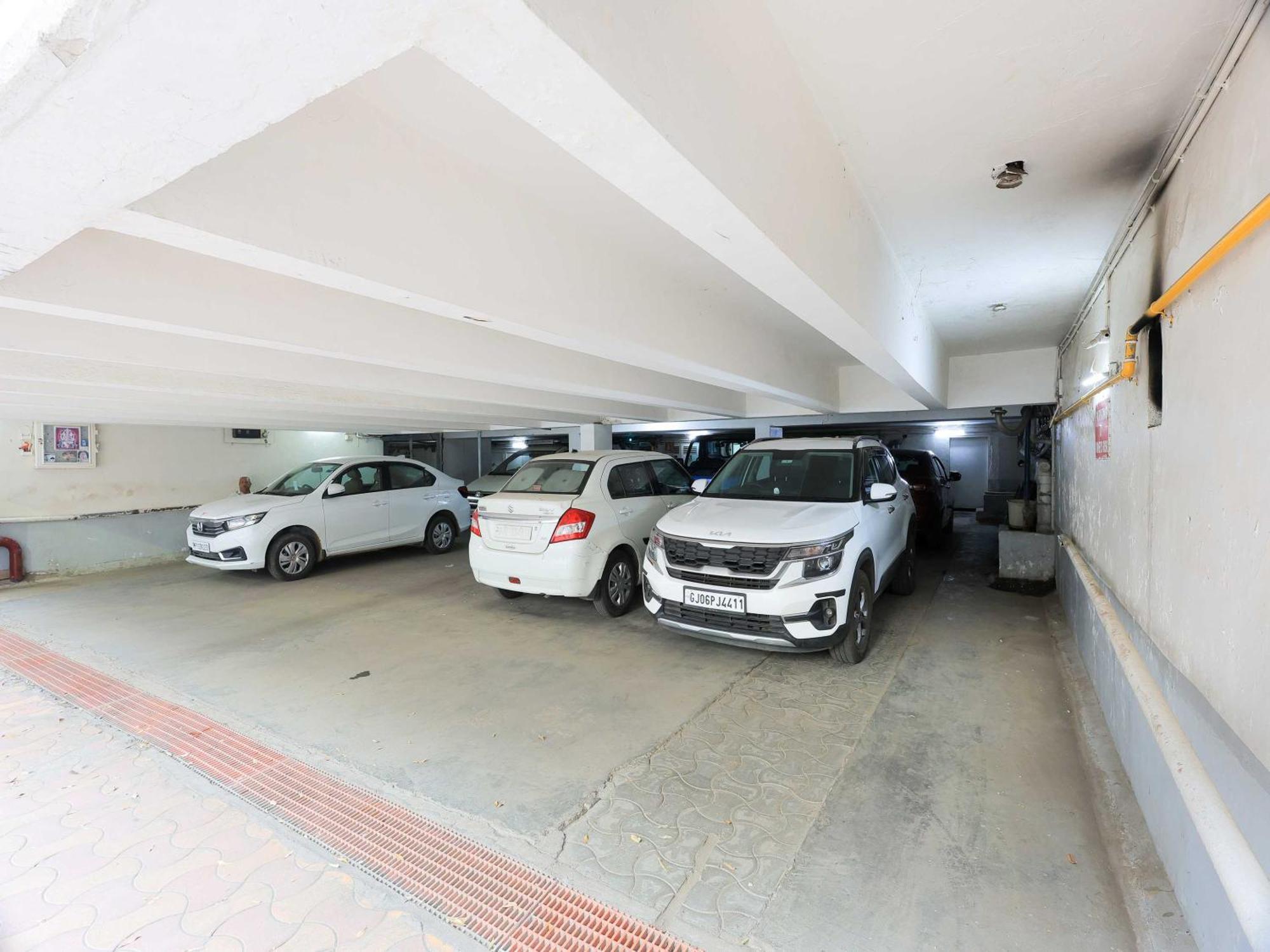 Palette Hotel Surya Vadodara Kültér fotó