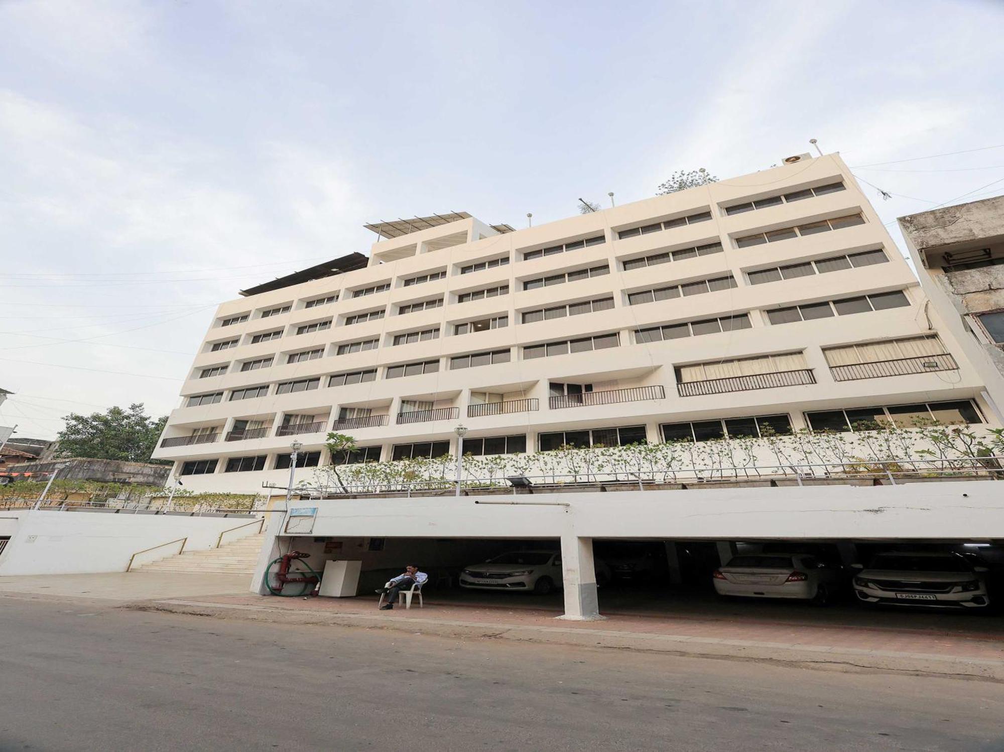 Palette Hotel Surya Vadodara Kültér fotó