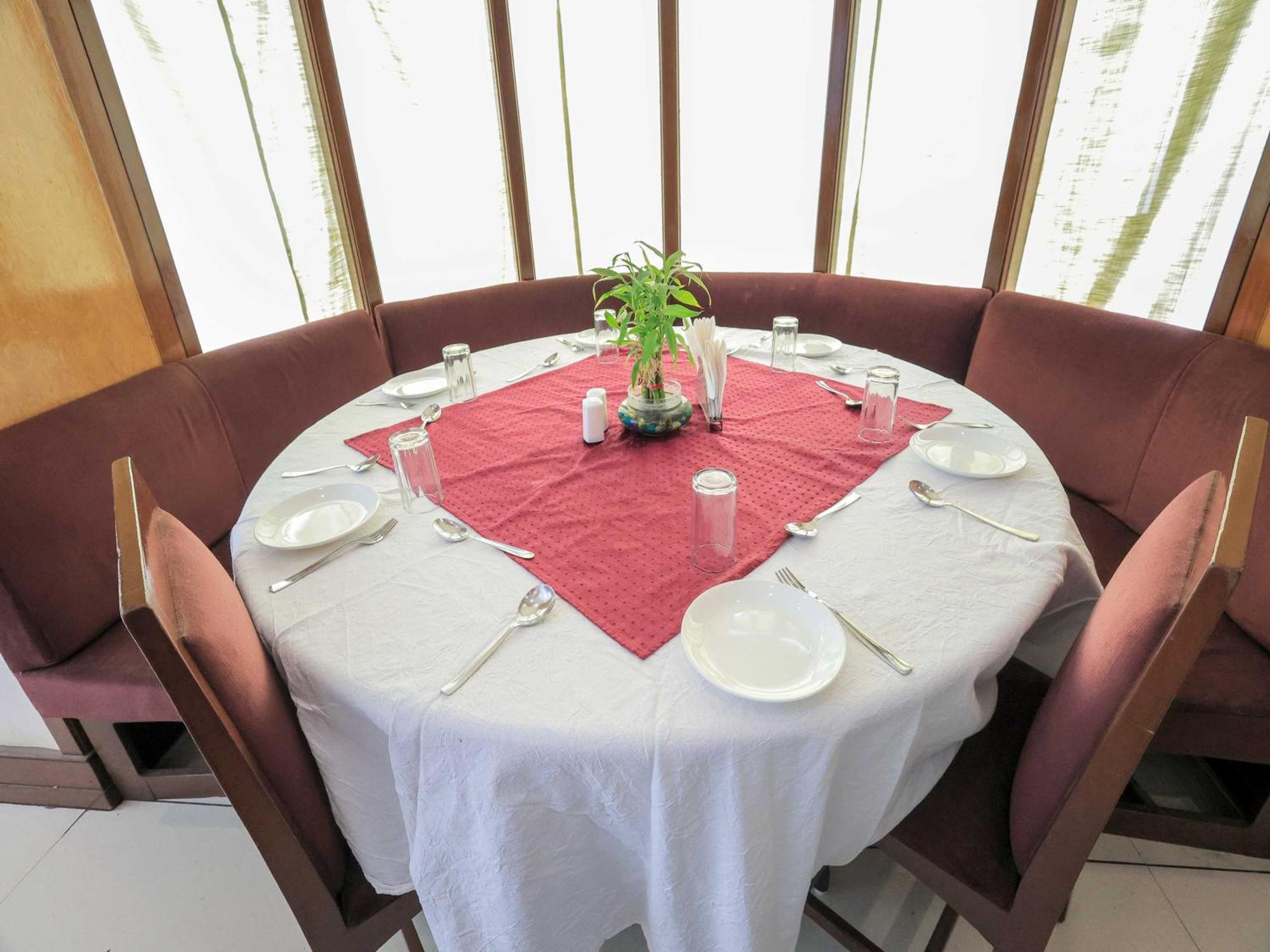Palette Hotel Surya Vadodara Kültér fotó
