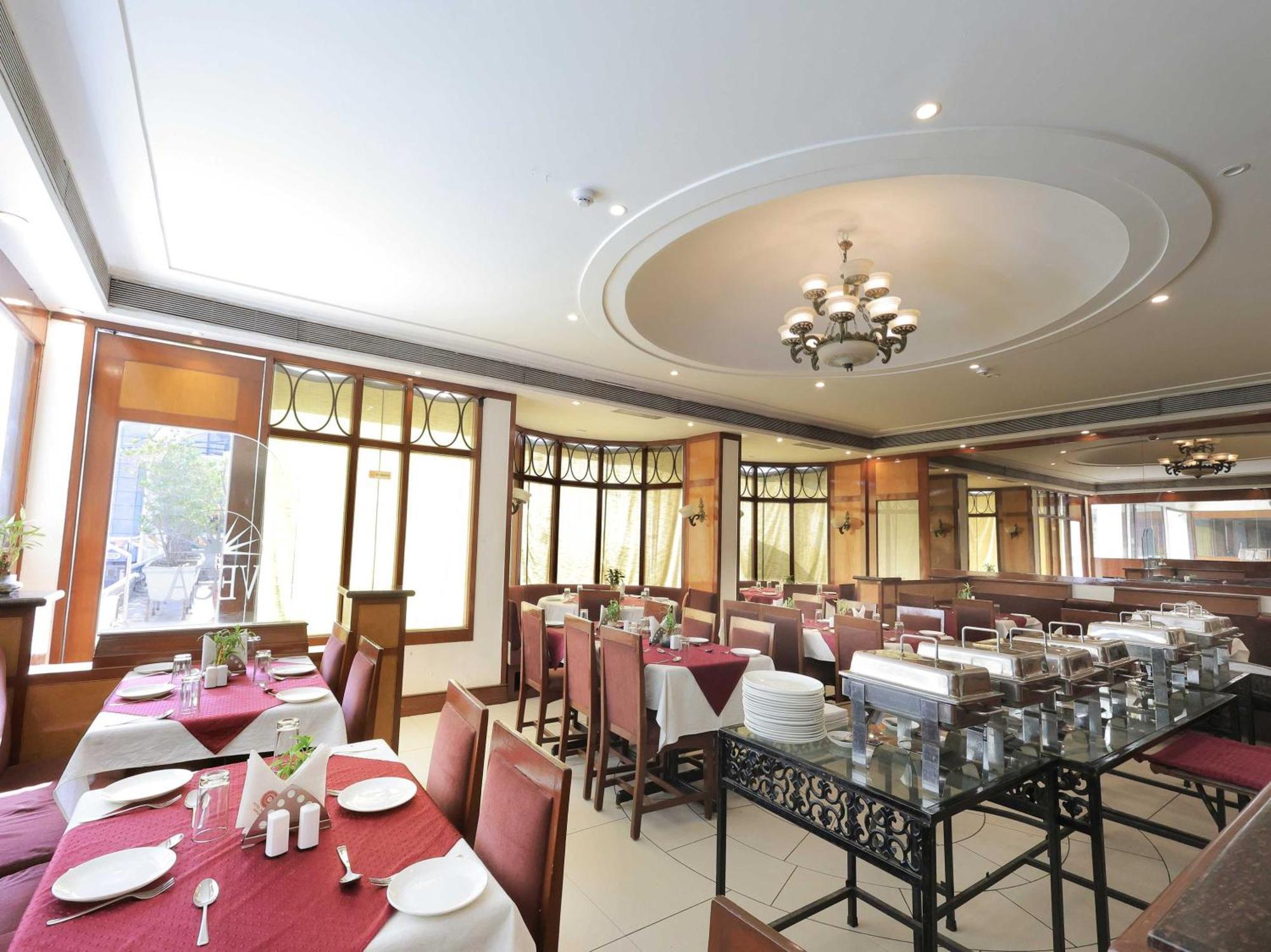 Palette Hotel Surya Vadodara Kültér fotó