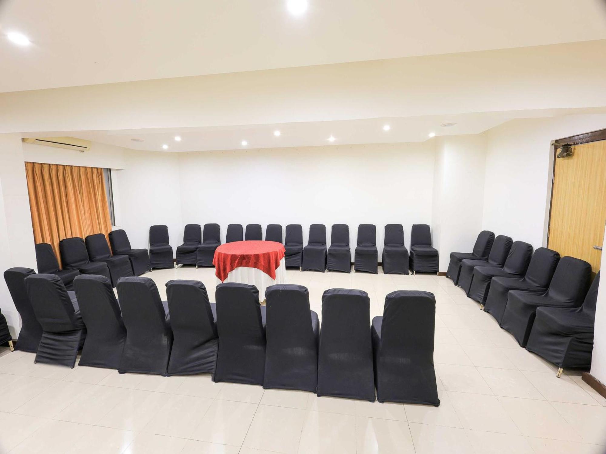 Palette Hotel Surya Vadodara Kültér fotó