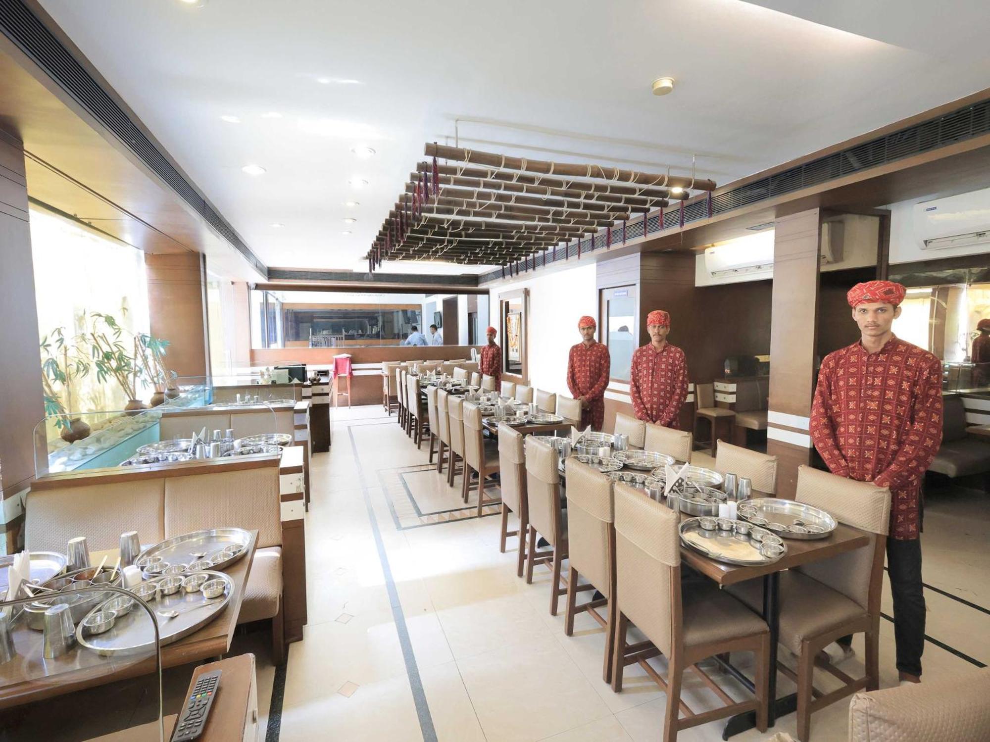 Palette Hotel Surya Vadodara Kültér fotó
