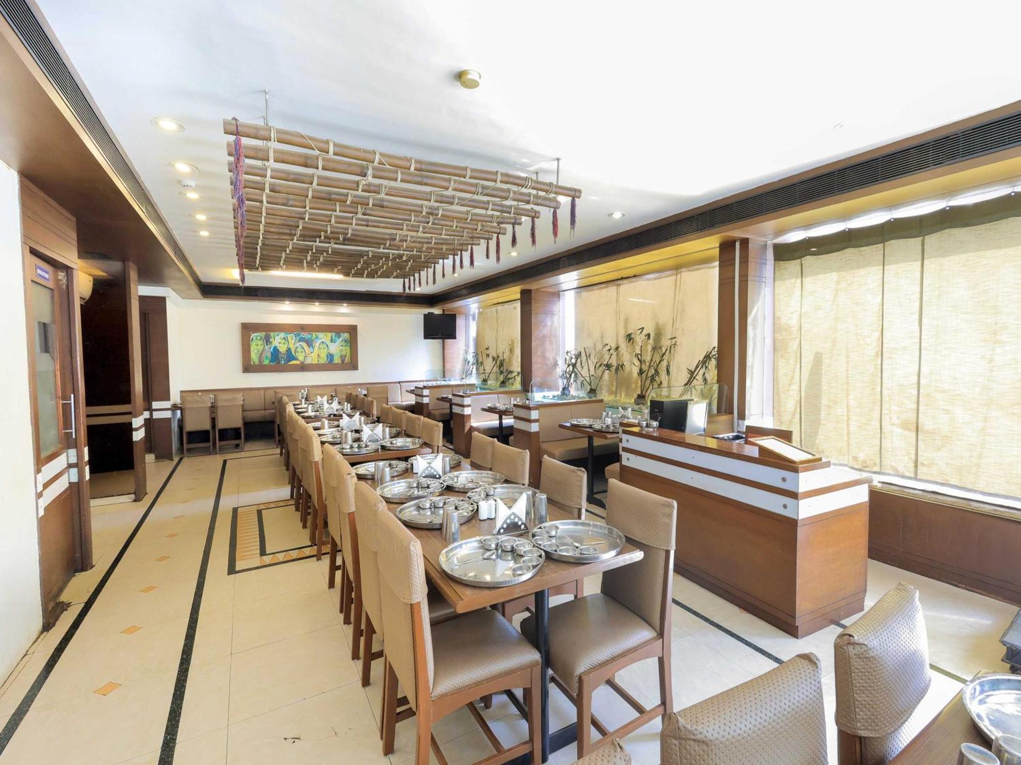 Palette Hotel Surya Vadodara Kültér fotó