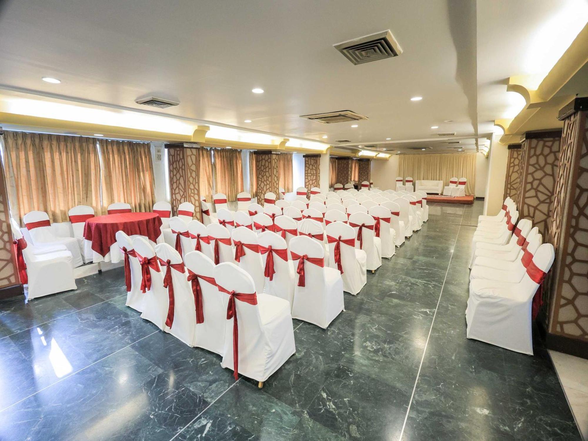 Palette Hotel Surya Vadodara Kültér fotó