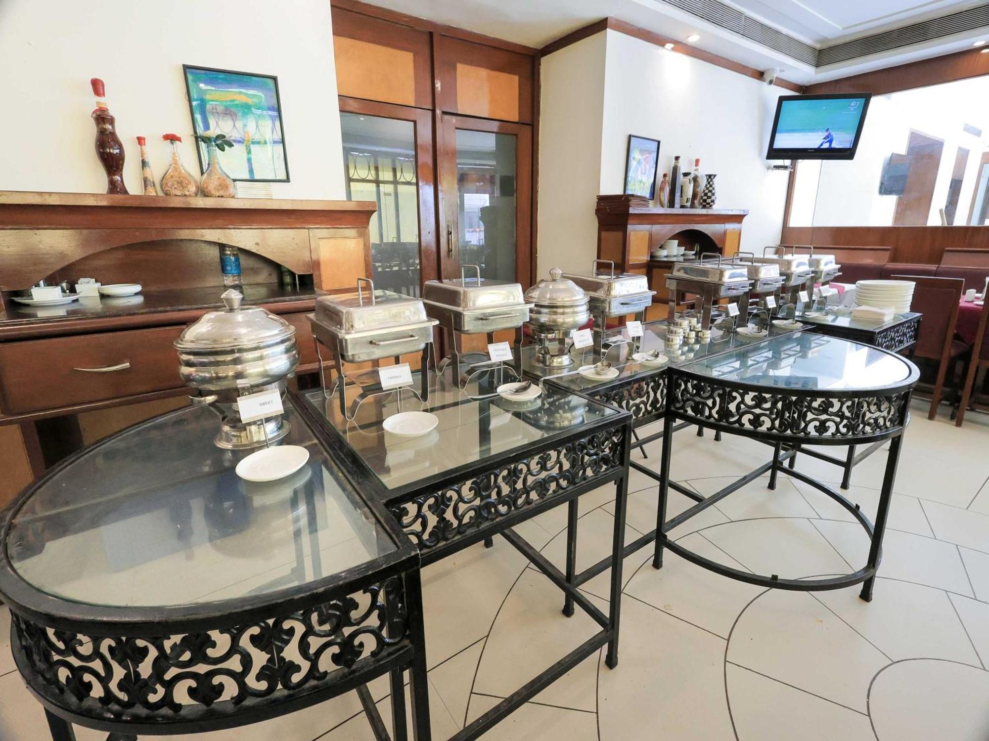 Palette Hotel Surya Vadodara Kültér fotó