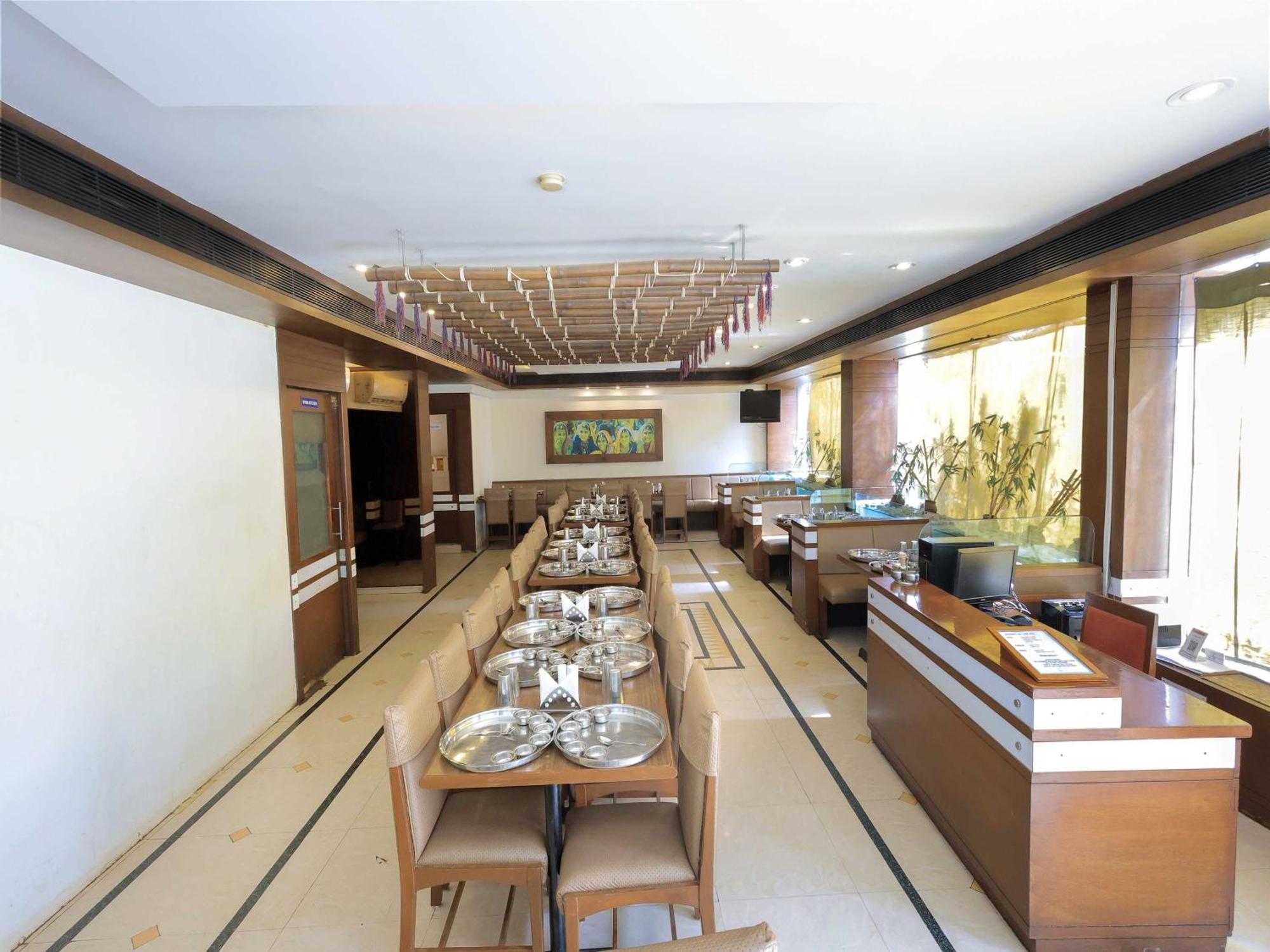 Palette Hotel Surya Vadodara Kültér fotó