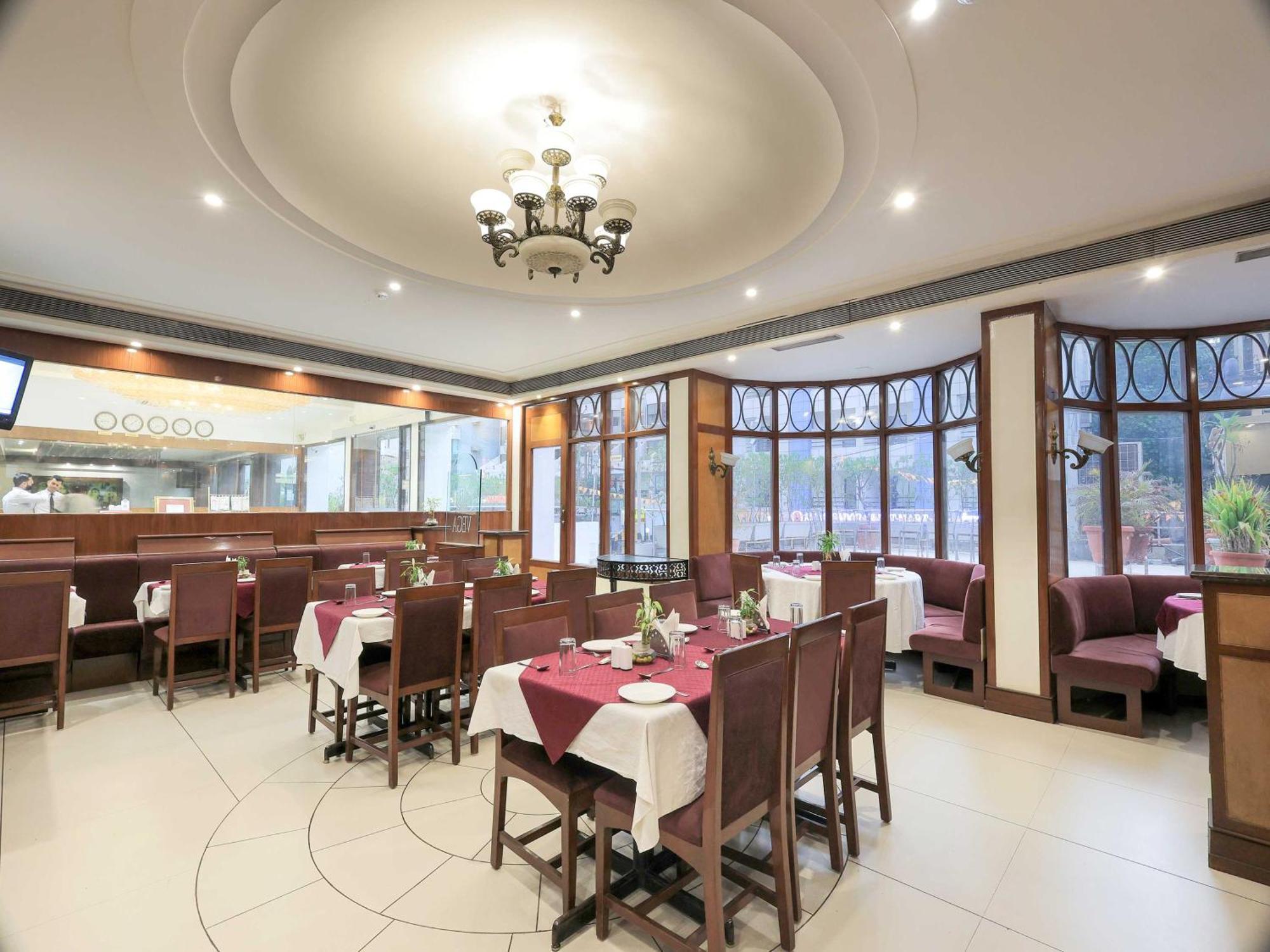Palette Hotel Surya Vadodara Kültér fotó
