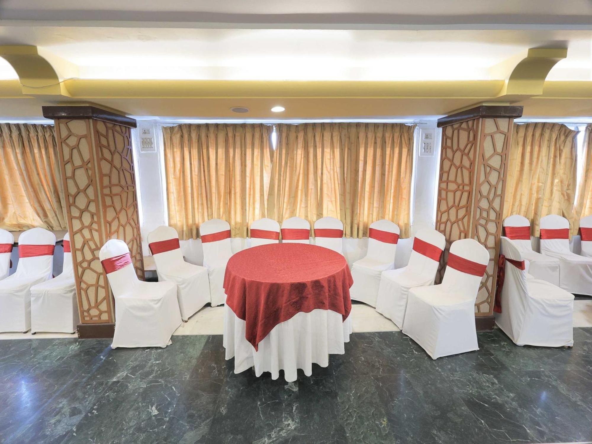 Palette Hotel Surya Vadodara Kültér fotó