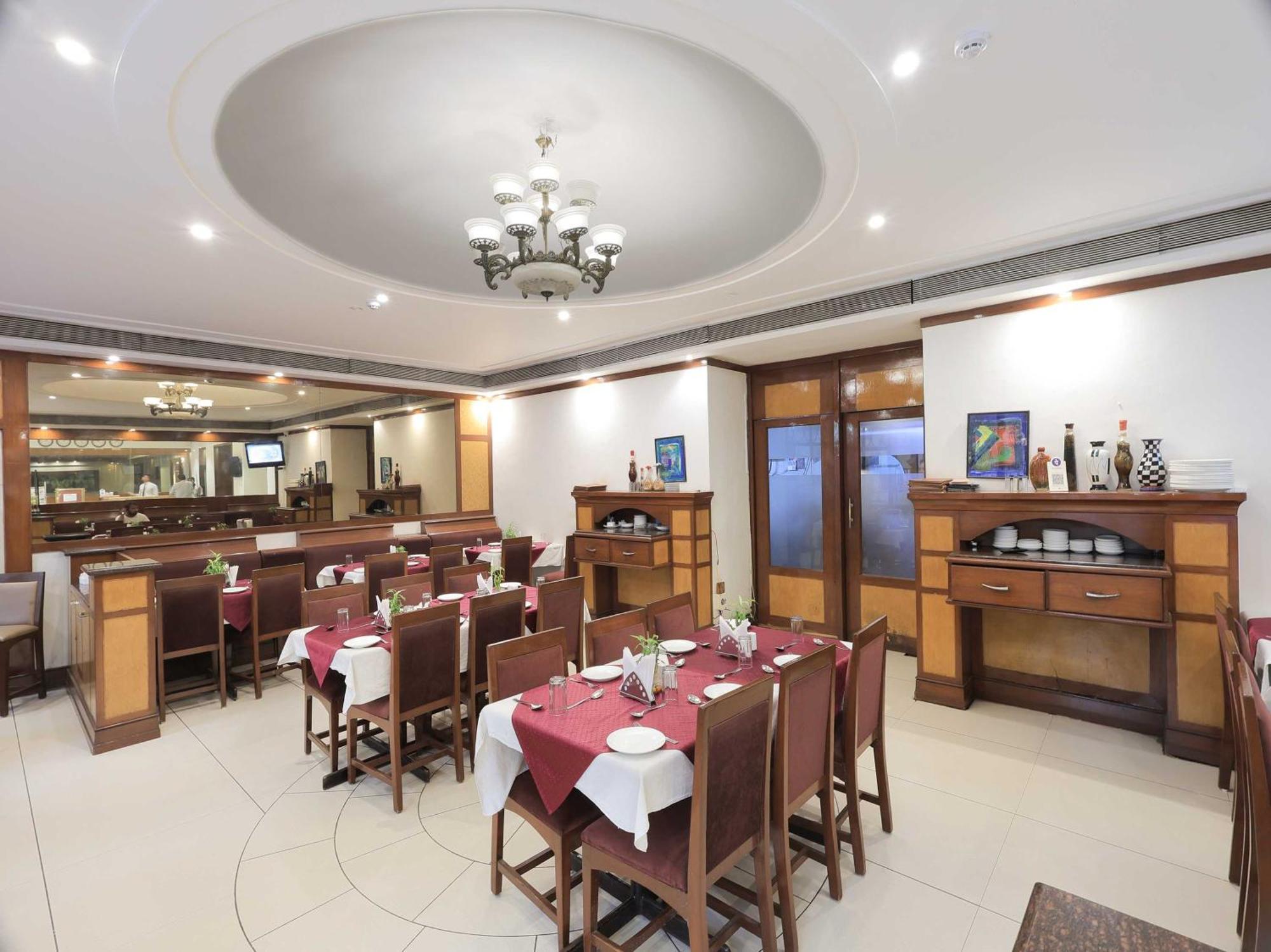 Palette Hotel Surya Vadodara Kültér fotó