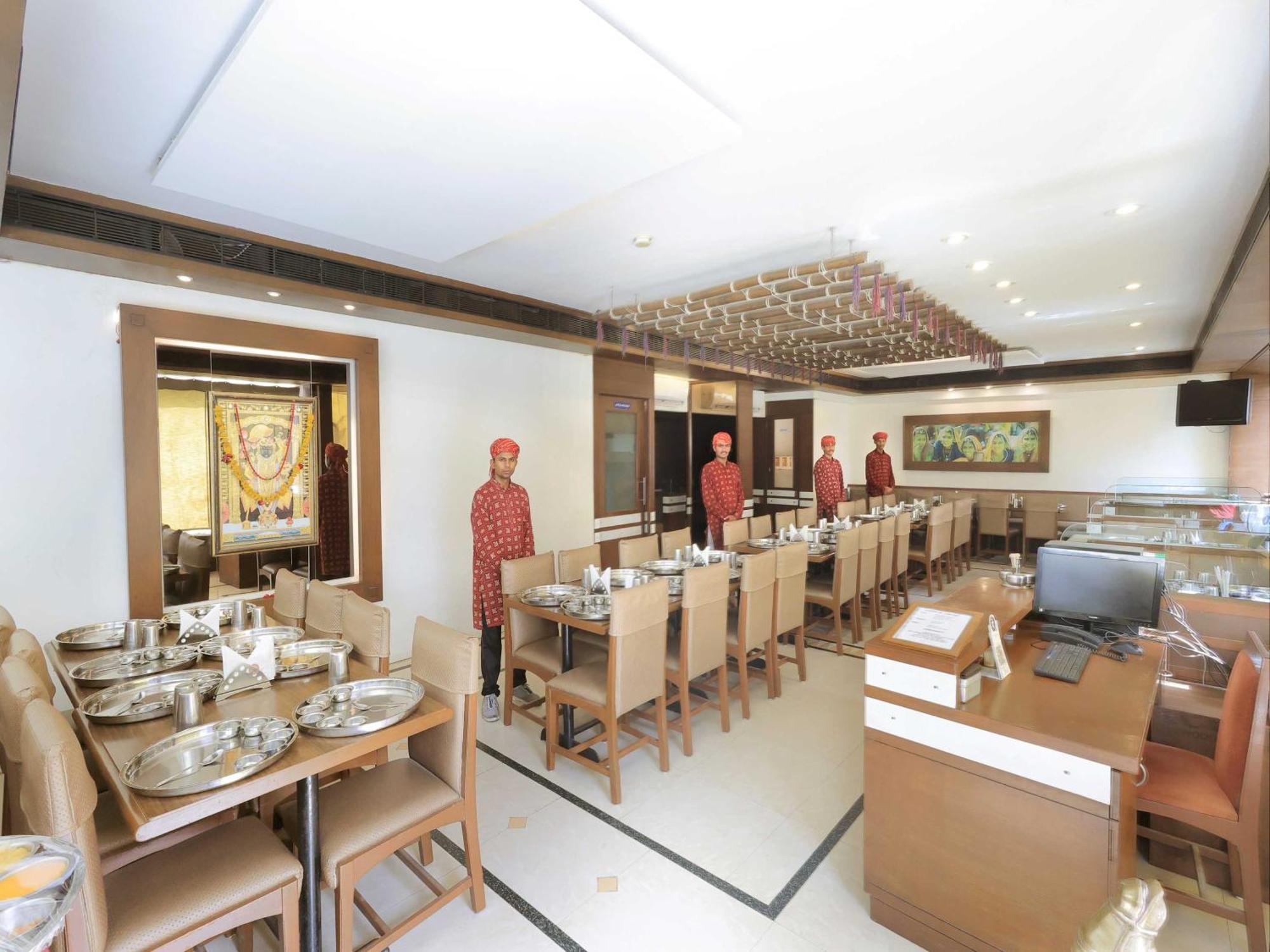 Palette Hotel Surya Vadodara Kültér fotó