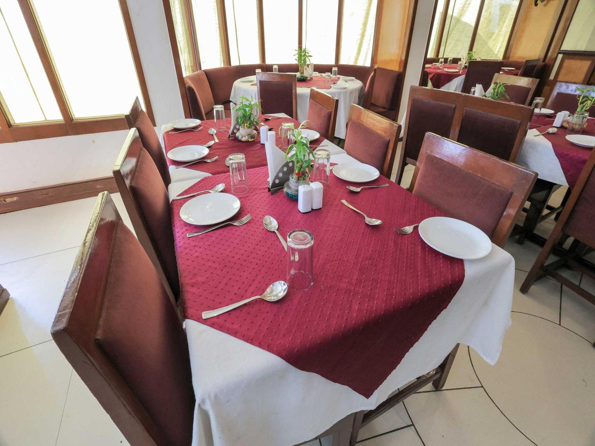 Palette Hotel Surya Vadodara Kültér fotó