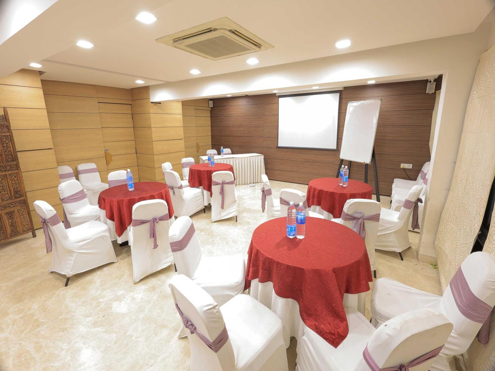 Palette Hotel Surya Vadodara Kültér fotó