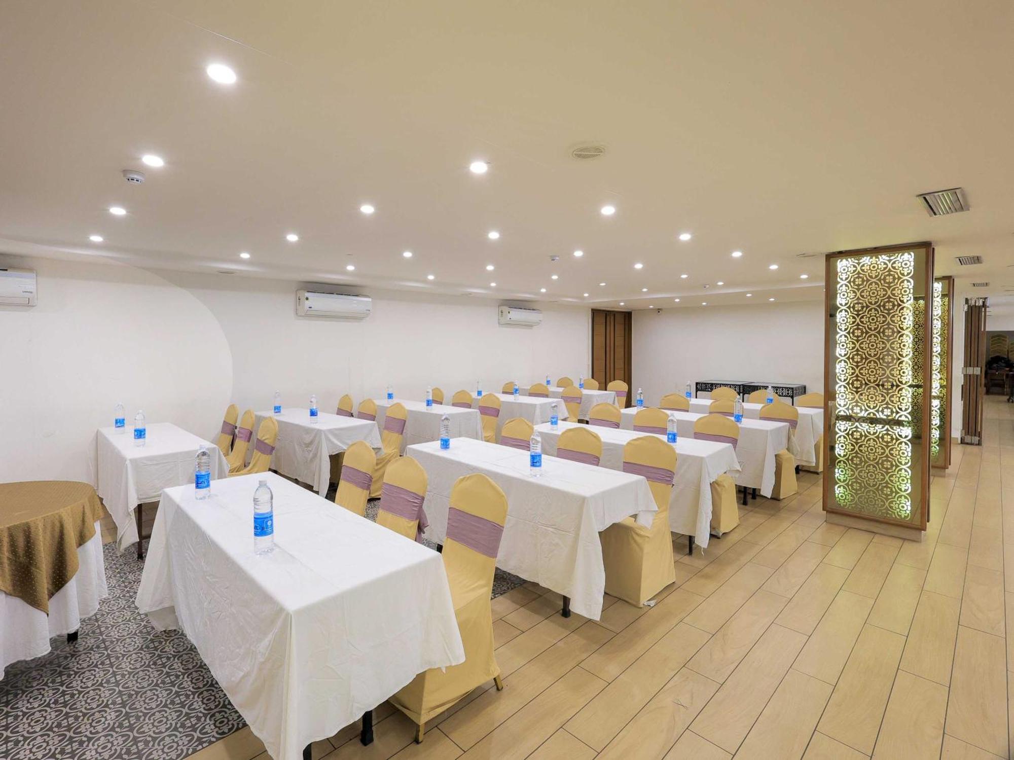 Palette Hotel Surya Vadodara Kültér fotó