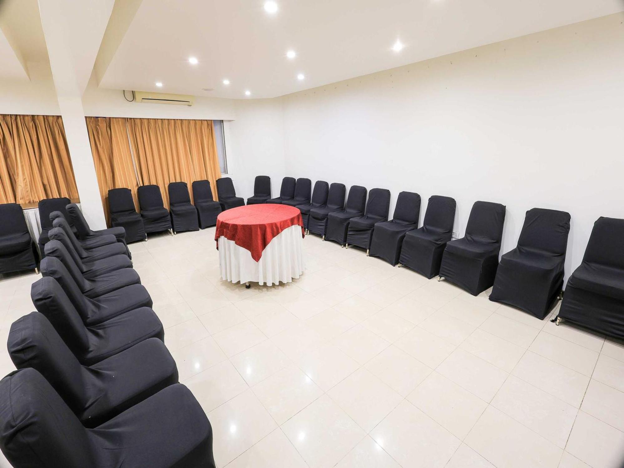 Palette Hotel Surya Vadodara Kültér fotó