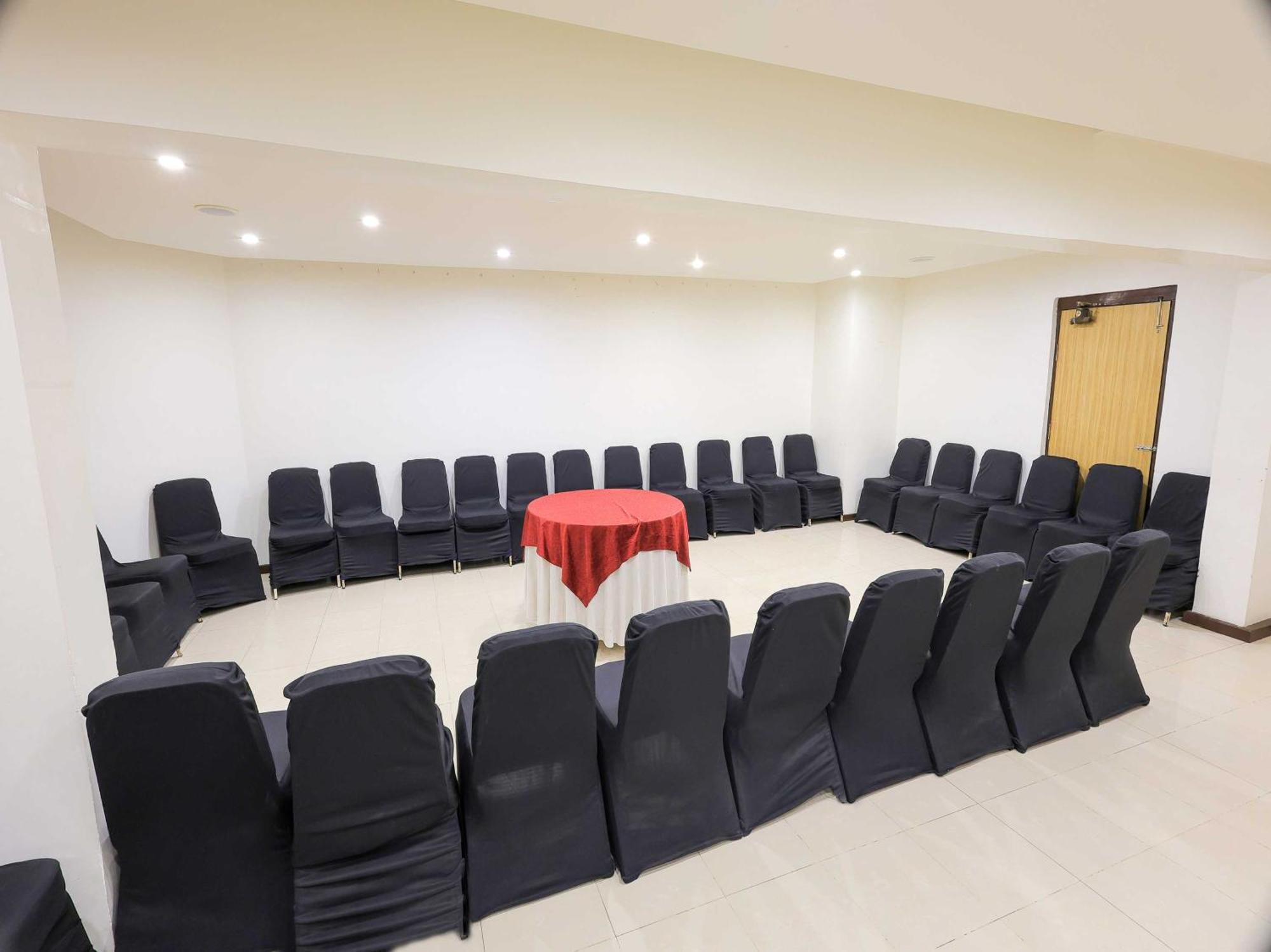 Palette Hotel Surya Vadodara Kültér fotó