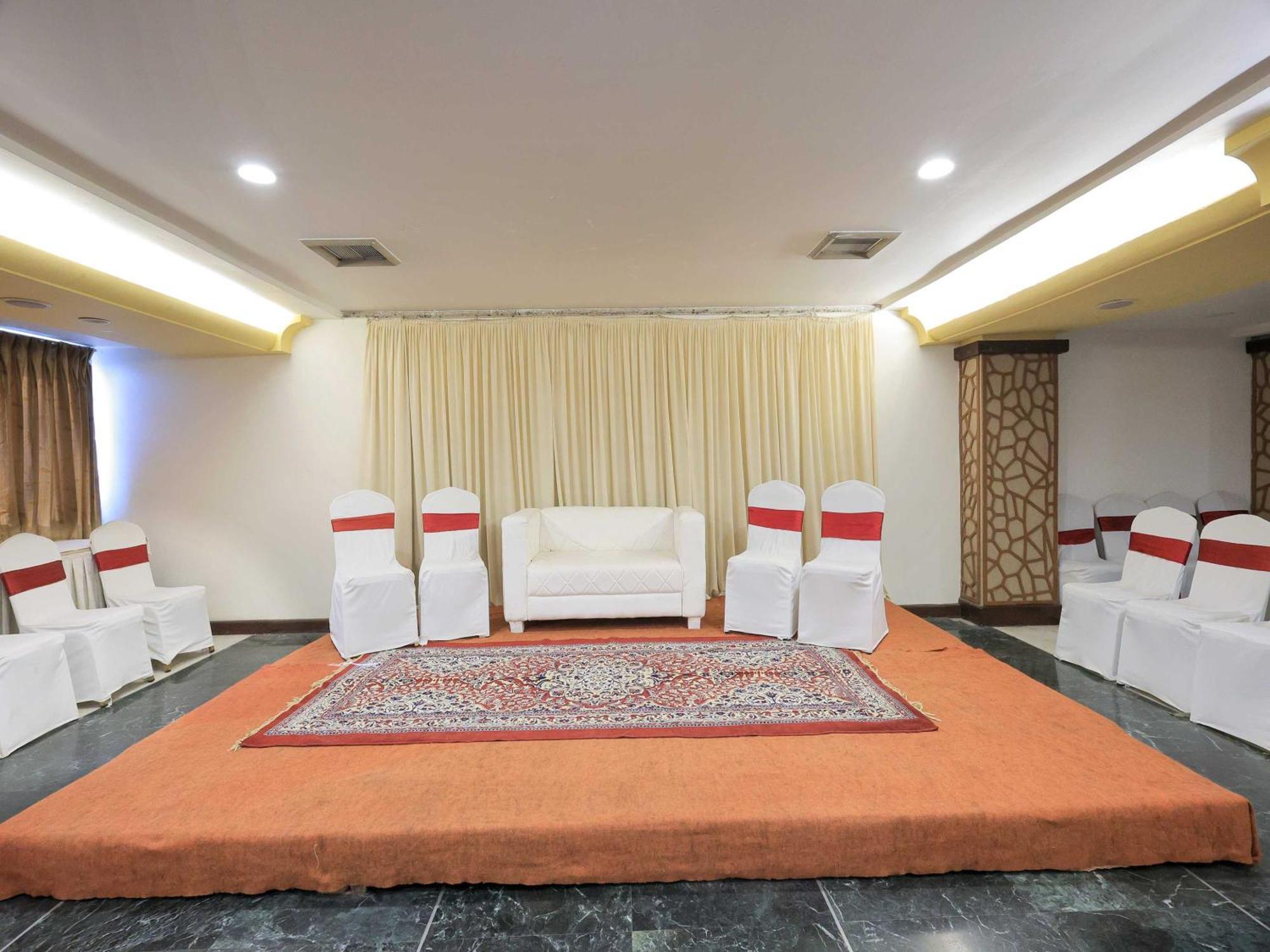 Palette Hotel Surya Vadodara Kültér fotó