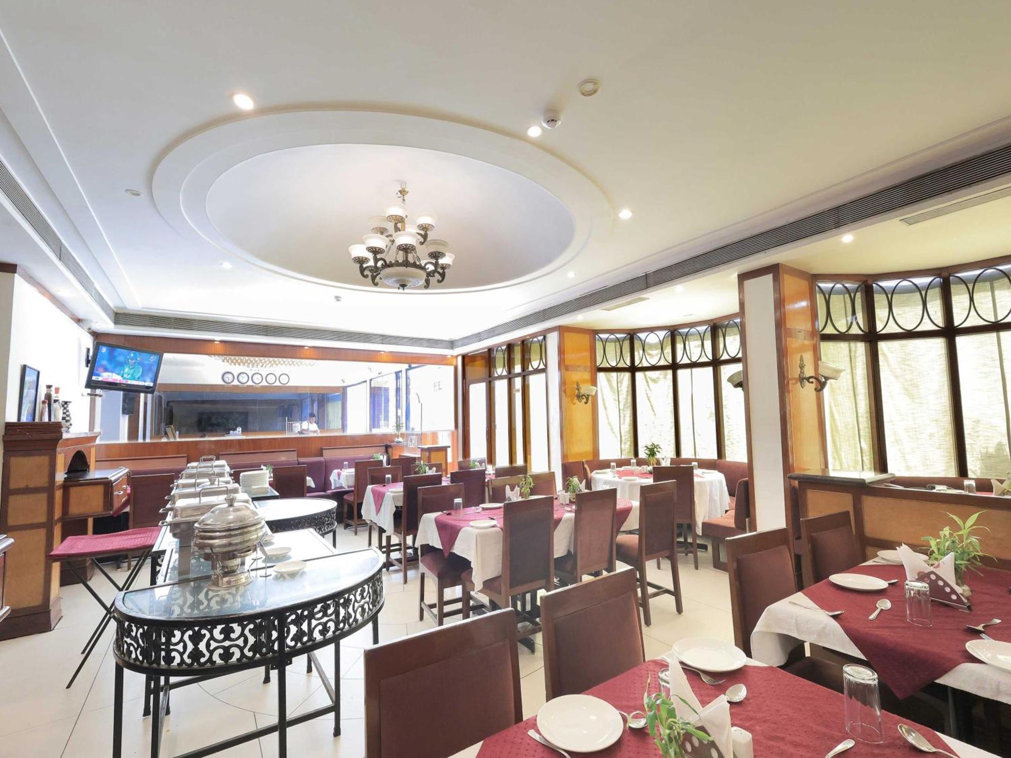 Palette Hotel Surya Vadodara Kültér fotó