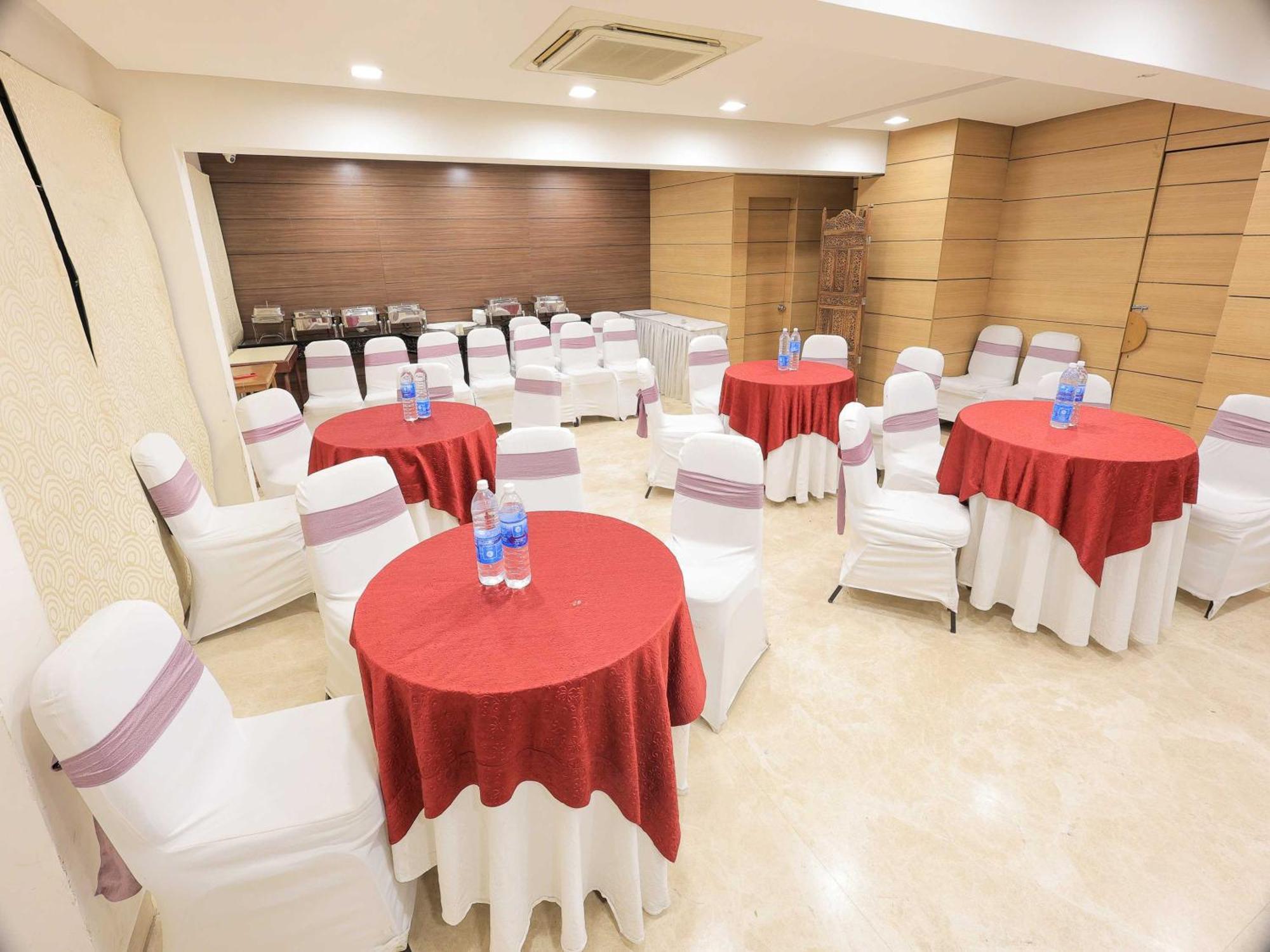 Palette Hotel Surya Vadodara Kültér fotó