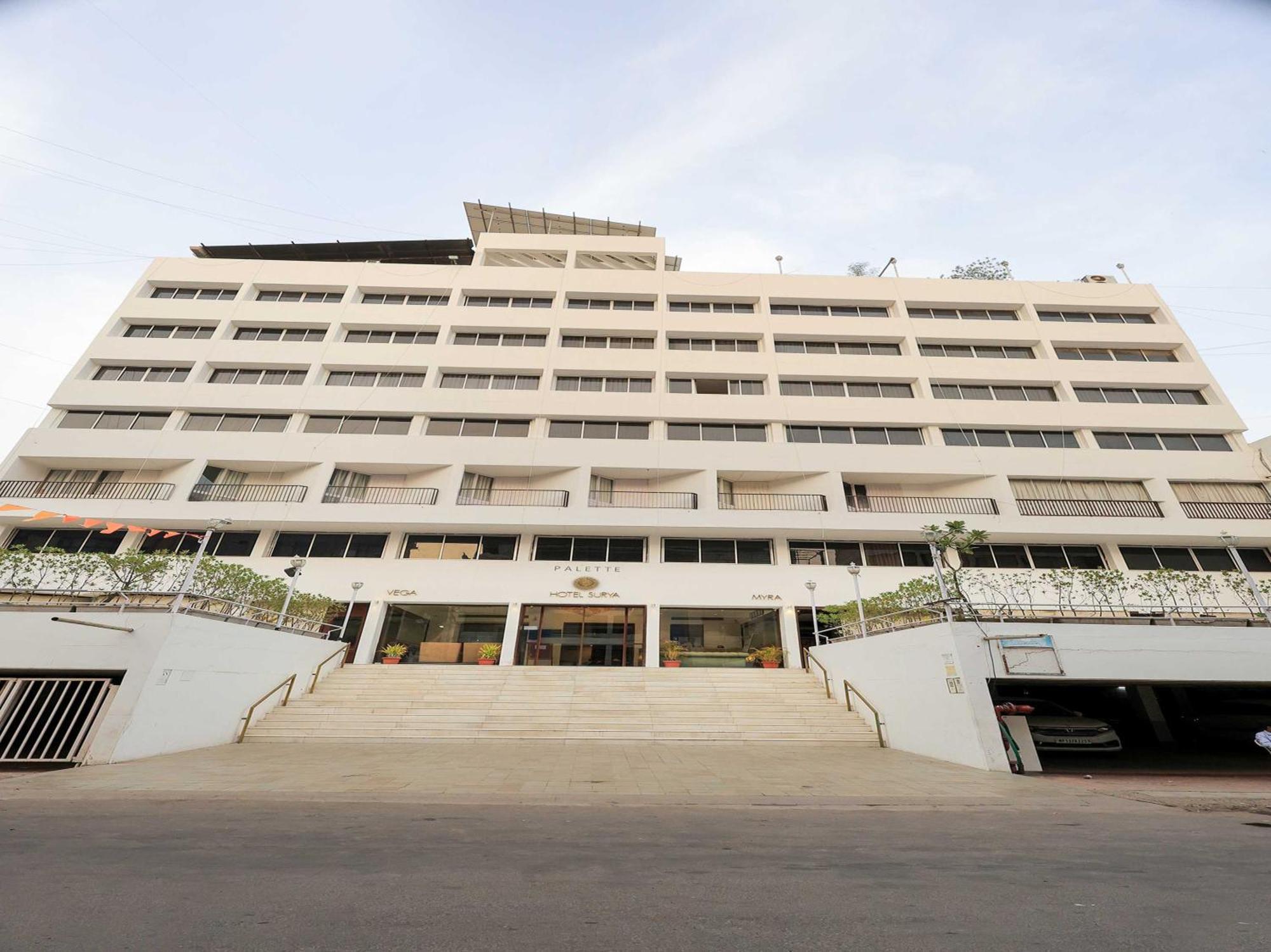 Palette Hotel Surya Vadodara Kültér fotó