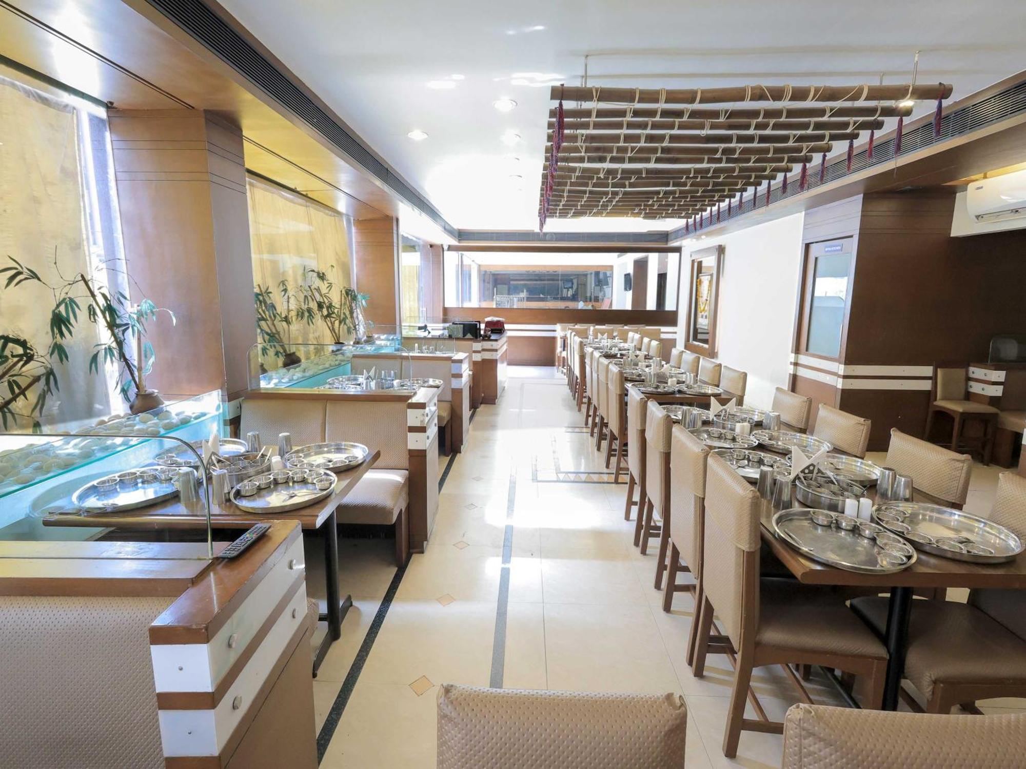 Palette Hotel Surya Vadodara Kültér fotó