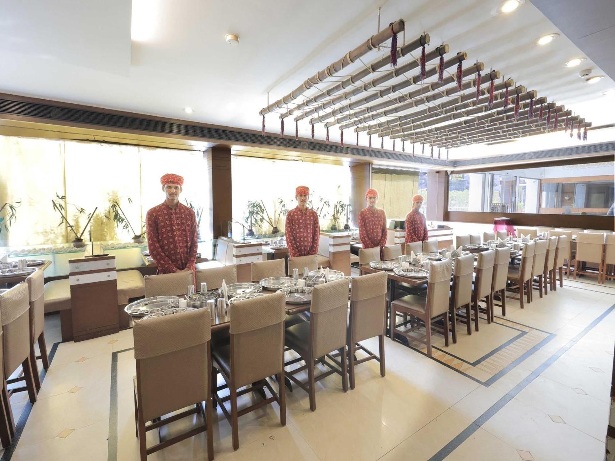 Palette Hotel Surya Vadodara Kültér fotó