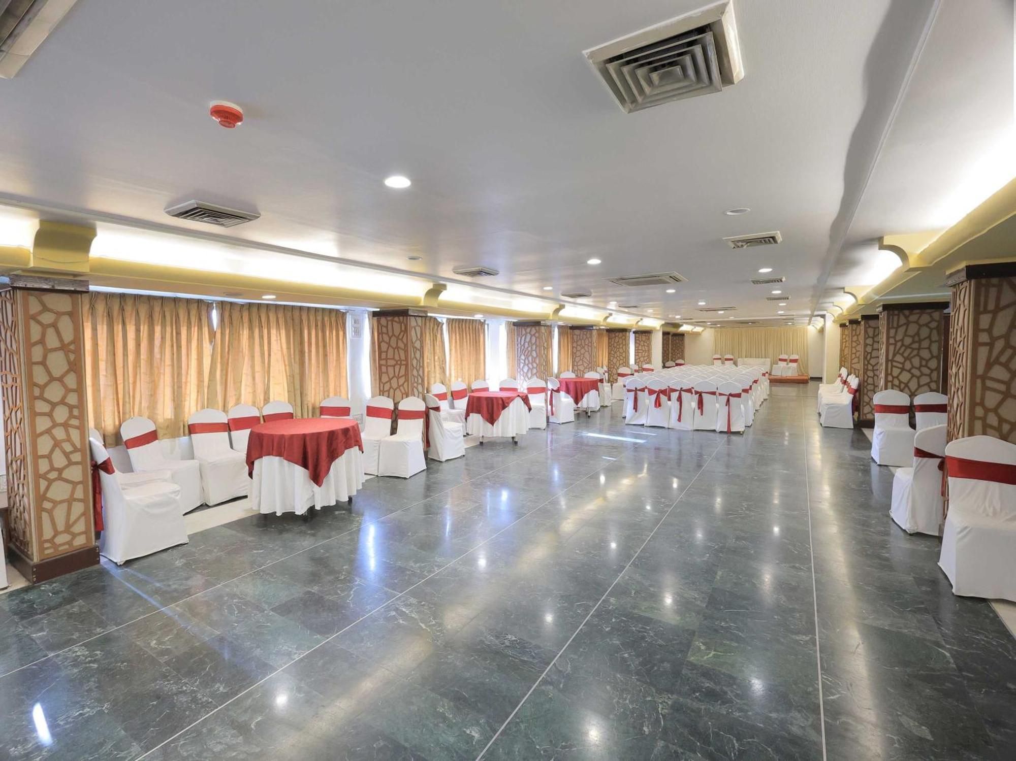 Palette Hotel Surya Vadodara Kültér fotó