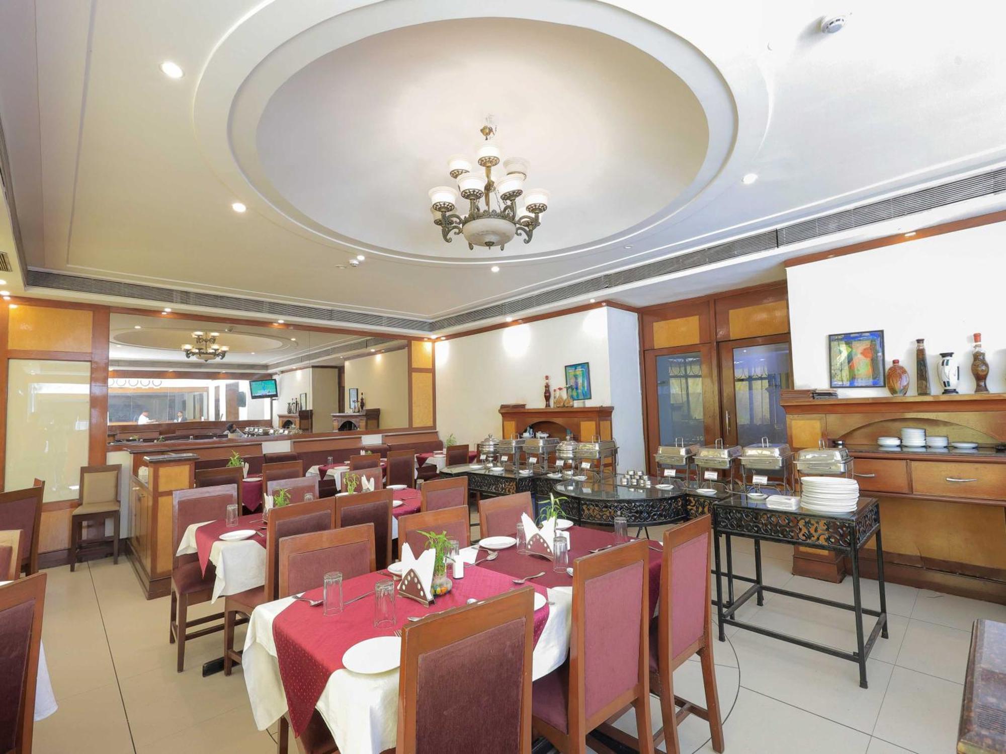 Palette Hotel Surya Vadodara Kültér fotó