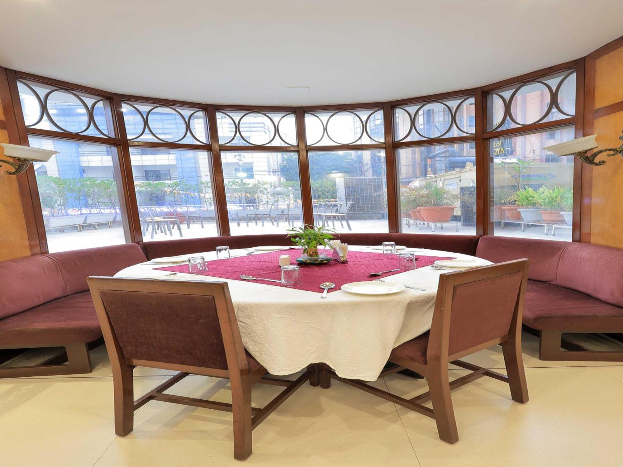 Palette Hotel Surya Vadodara Kültér fotó