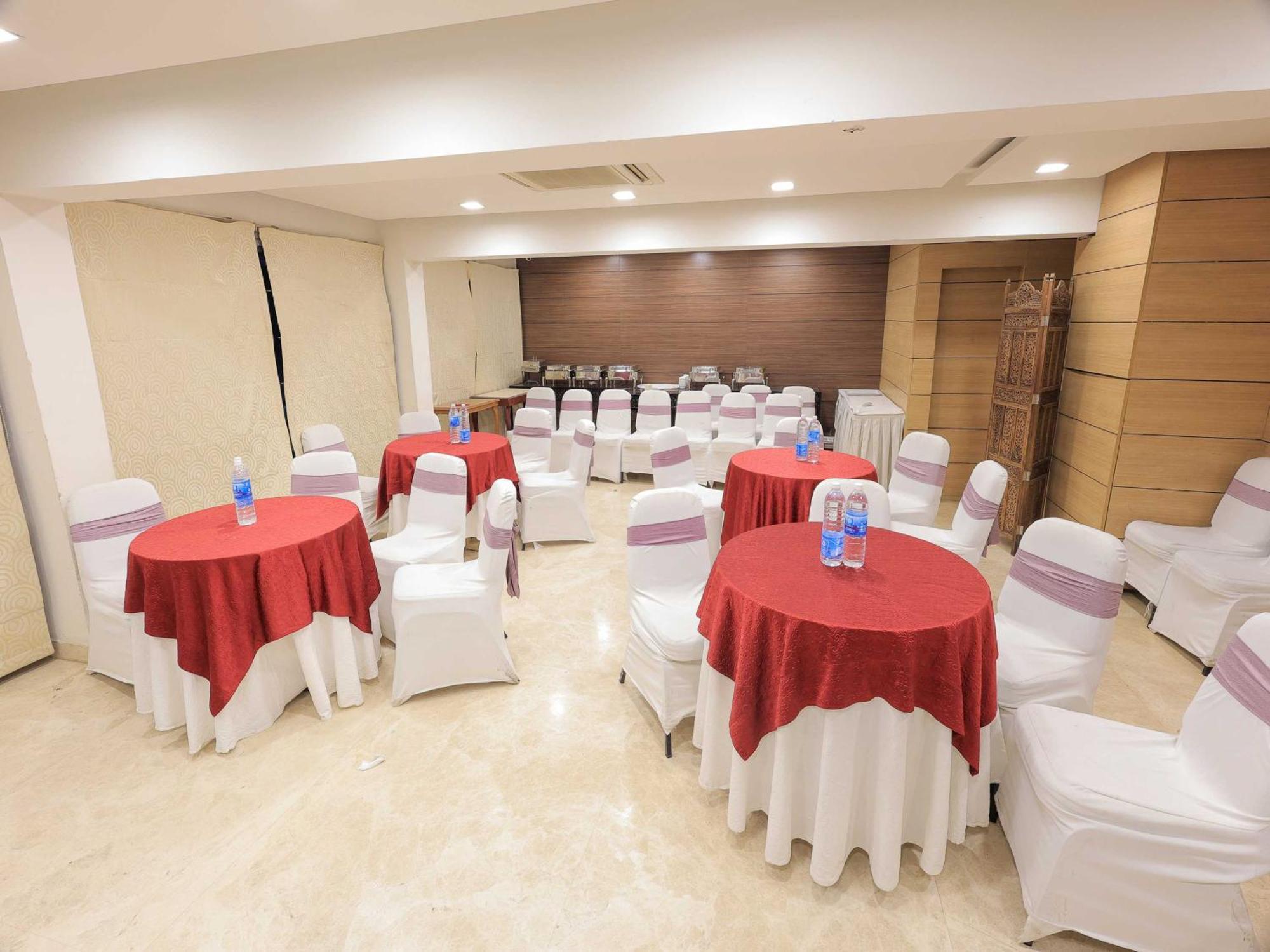 Palette Hotel Surya Vadodara Kültér fotó