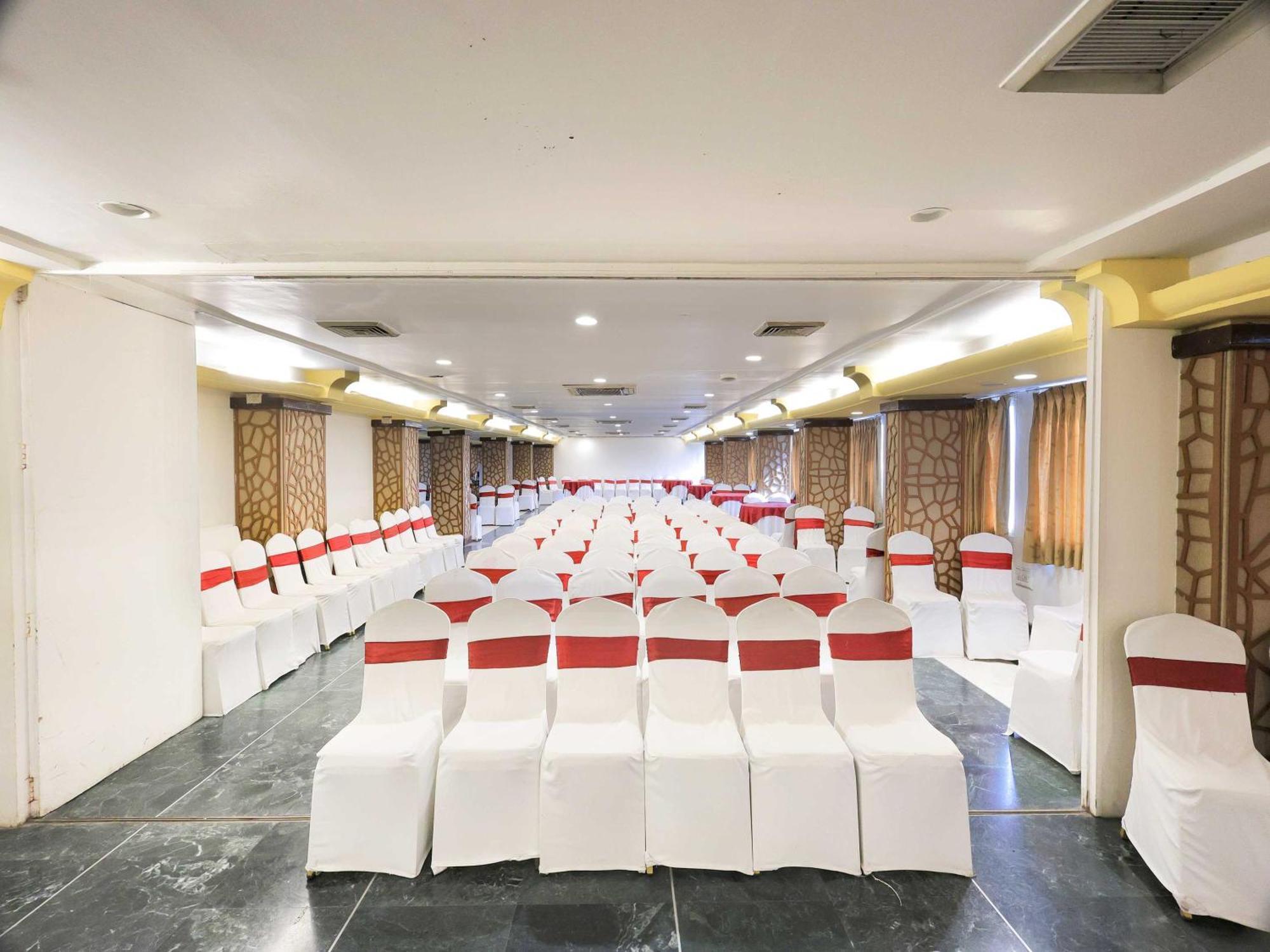 Palette Hotel Surya Vadodara Kültér fotó