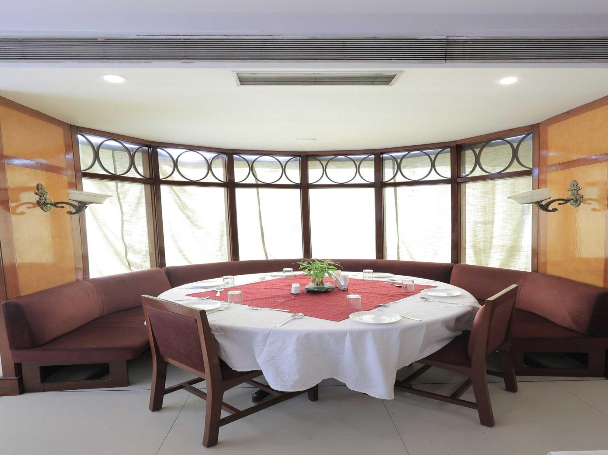 Palette Hotel Surya Vadodara Kültér fotó