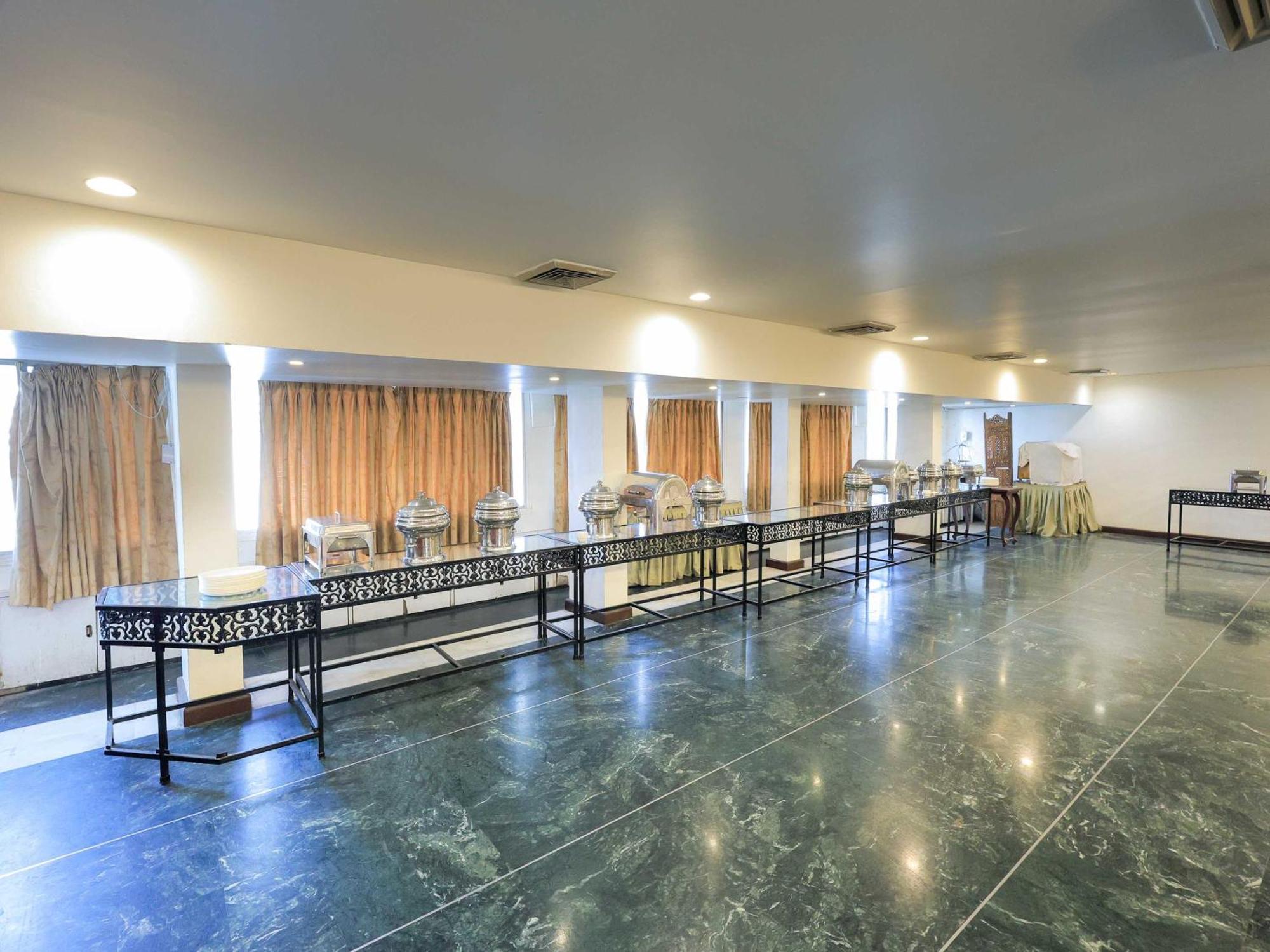 Palette Hotel Surya Vadodara Kültér fotó
