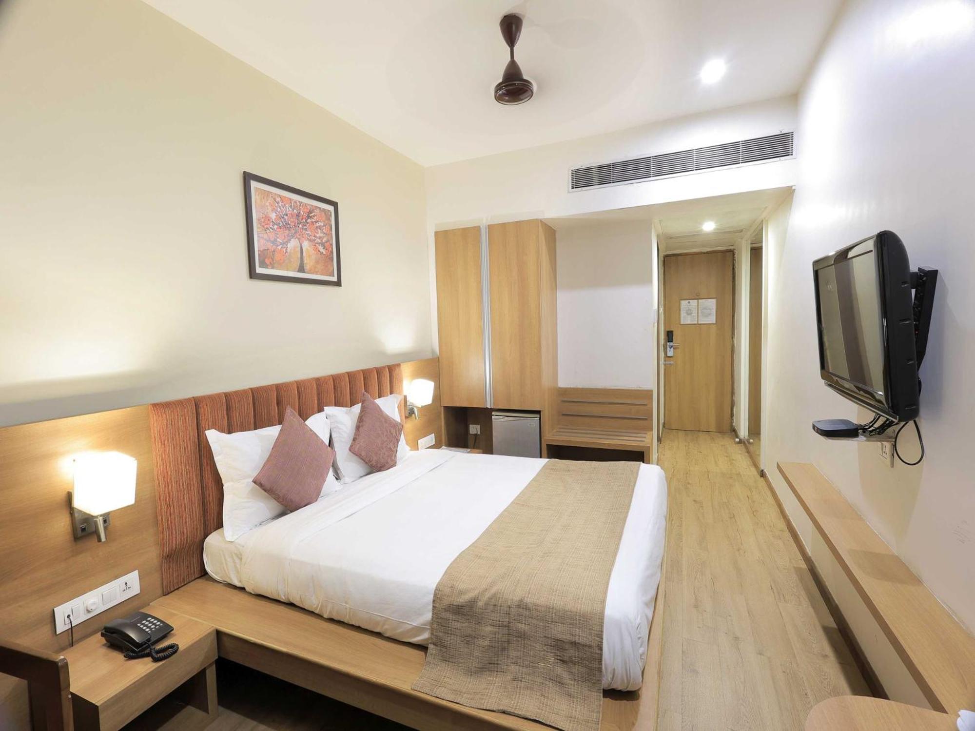 Palette Hotel Surya Vadodara Kültér fotó
