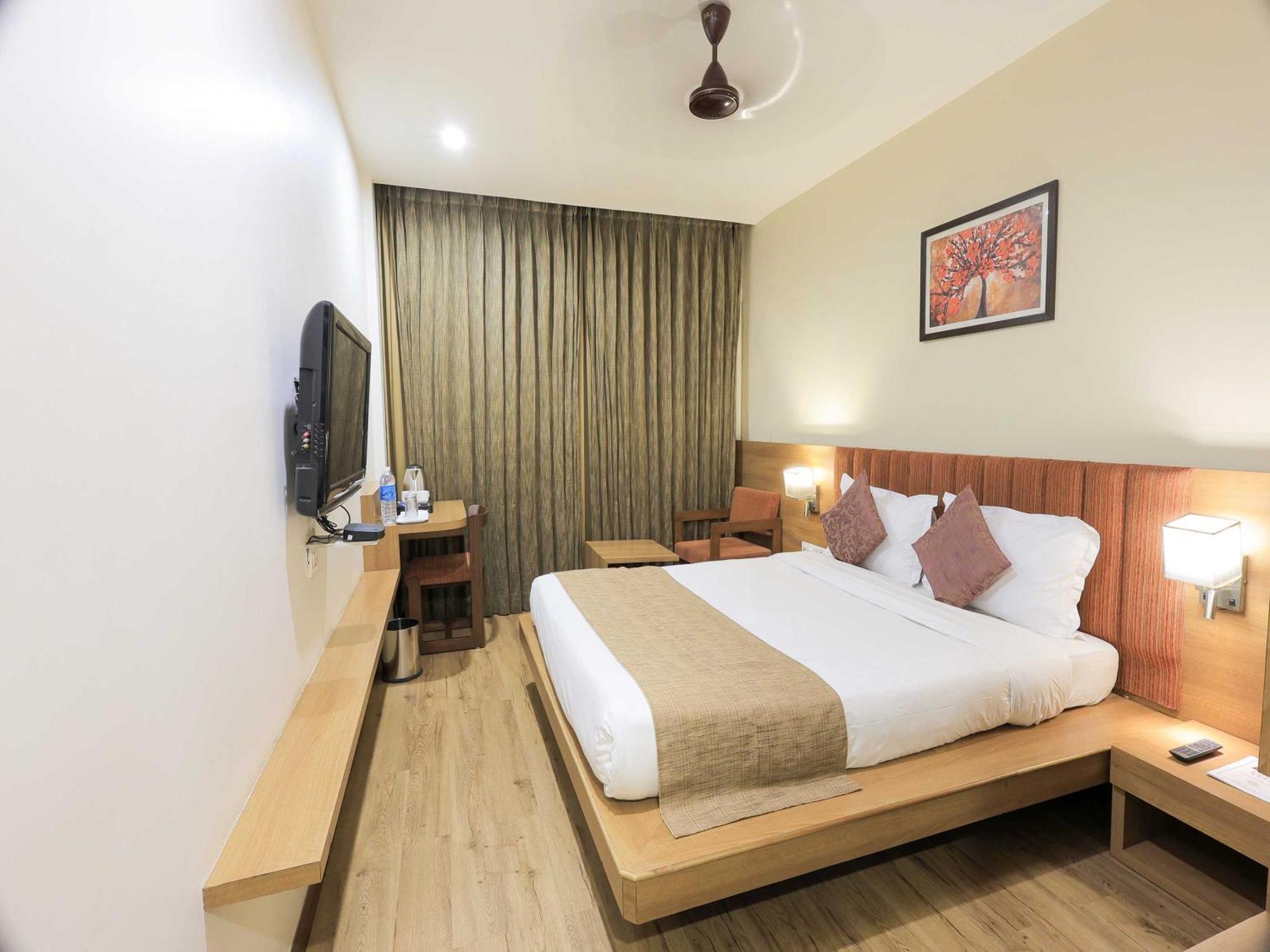Palette Hotel Surya Vadodara Kültér fotó