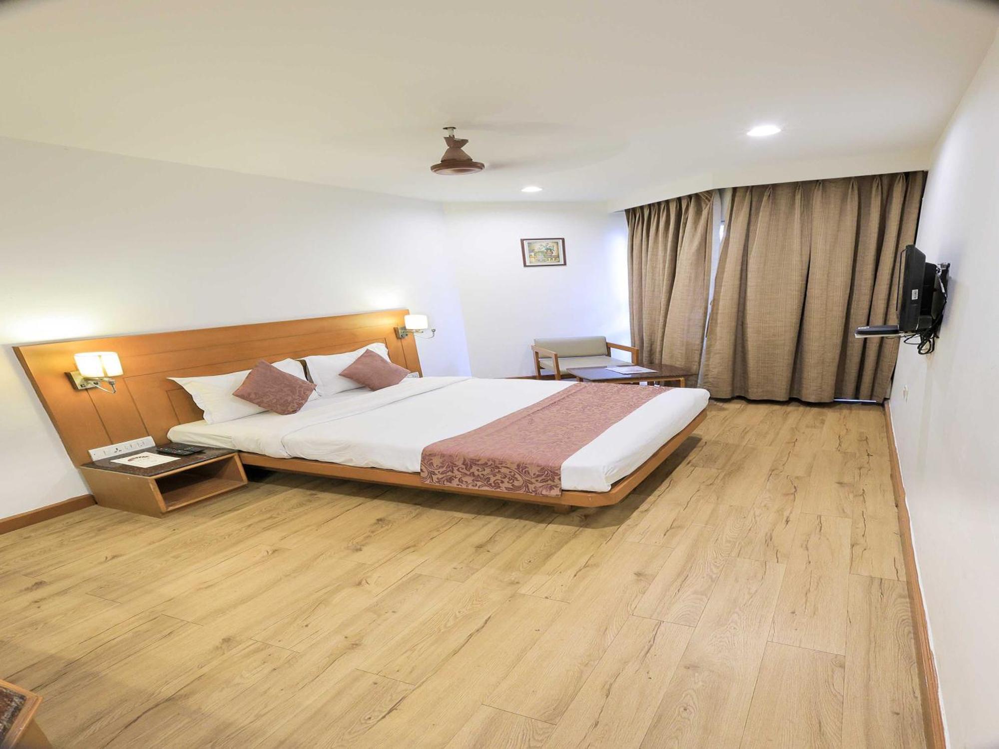 Palette Hotel Surya Vadodara Kültér fotó