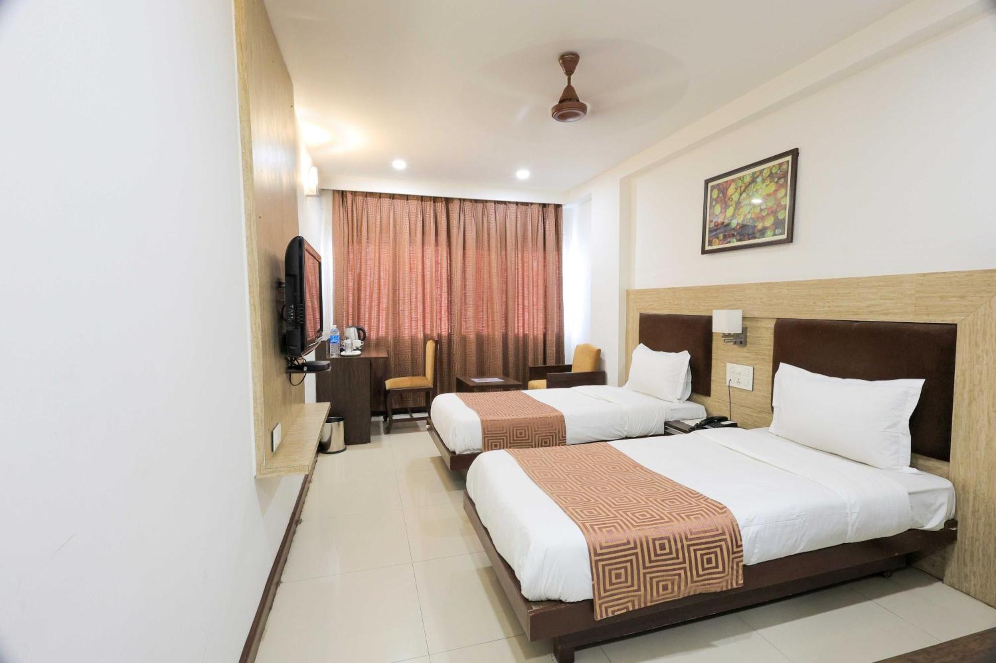 Palette Hotel Surya Vadodara Kültér fotó