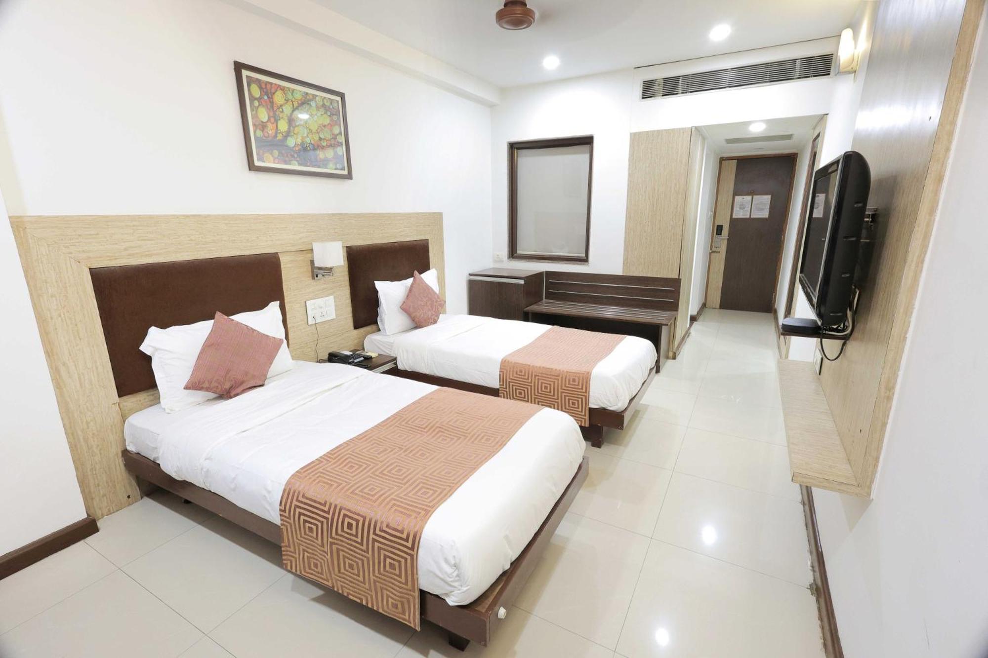 Palette Hotel Surya Vadodara Kültér fotó