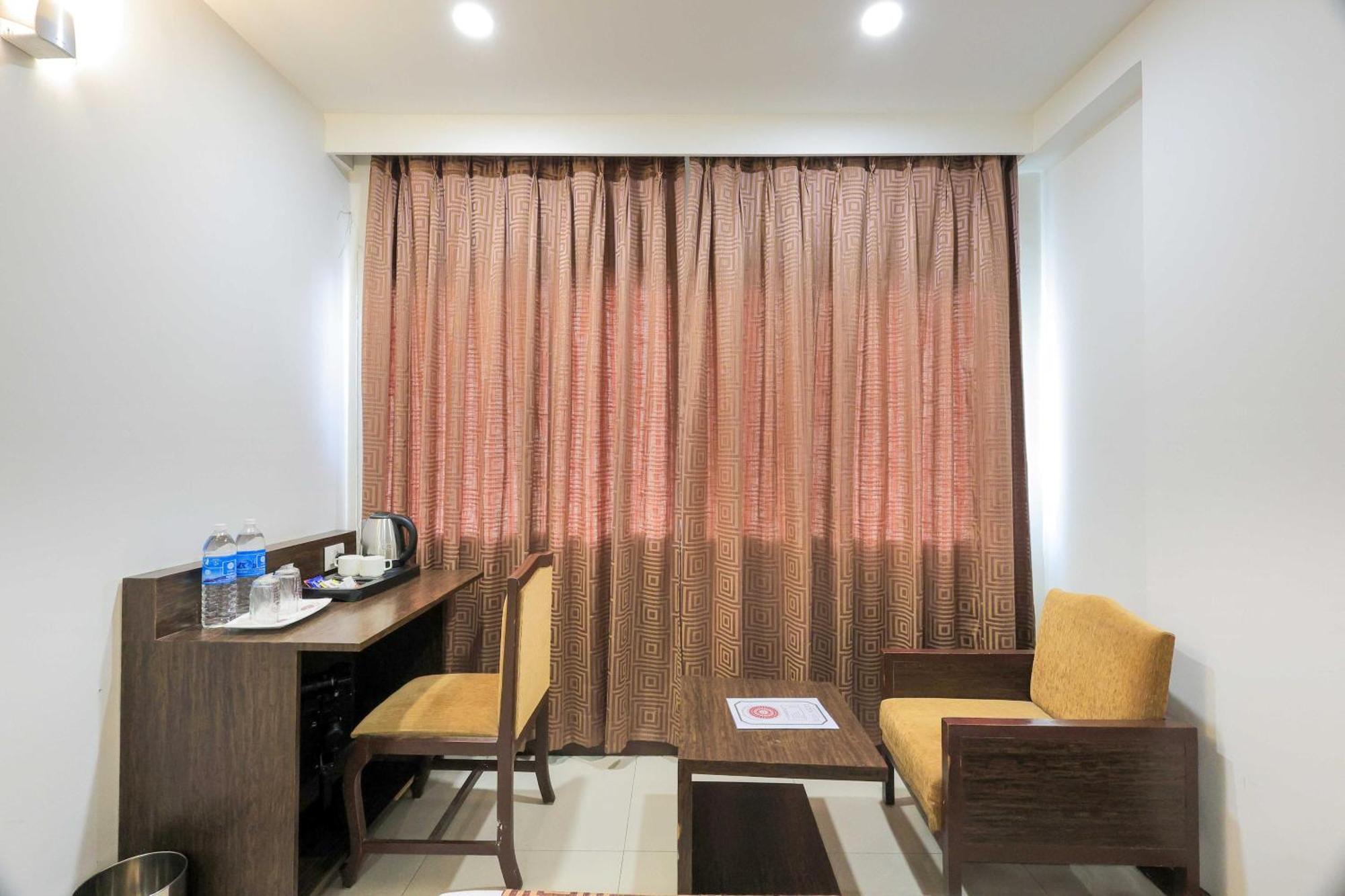 Palette Hotel Surya Vadodara Kültér fotó
