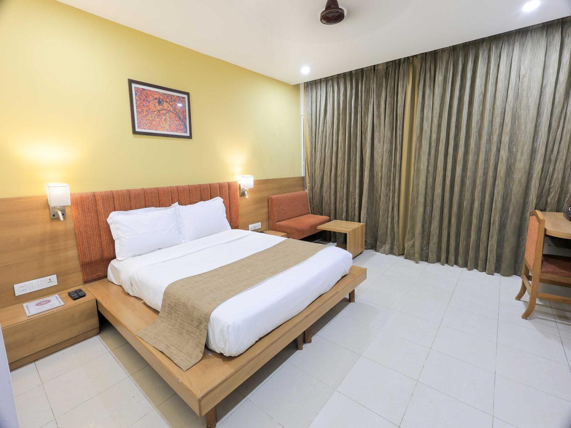 Palette Hotel Surya Vadodara Kültér fotó