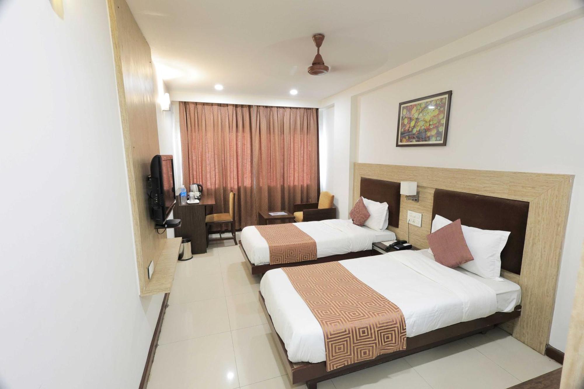 Palette Hotel Surya Vadodara Kültér fotó