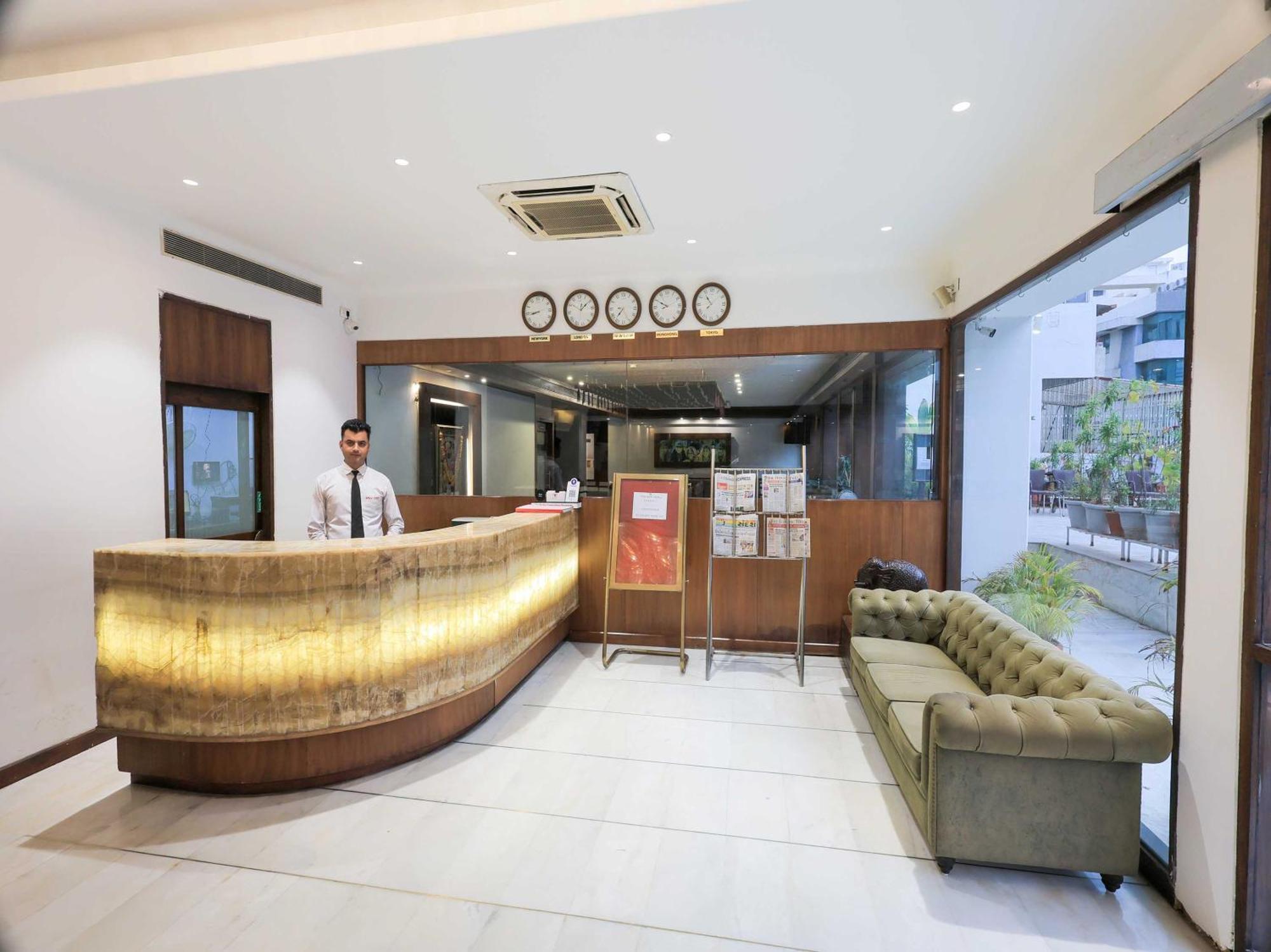 Palette Hotel Surya Vadodara Kültér fotó