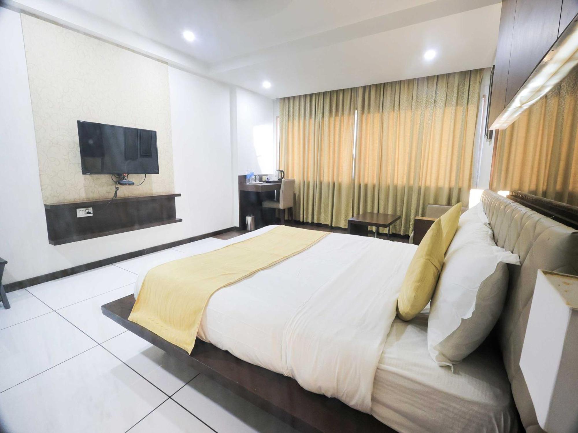 Palette Hotel Surya Vadodara Kültér fotó