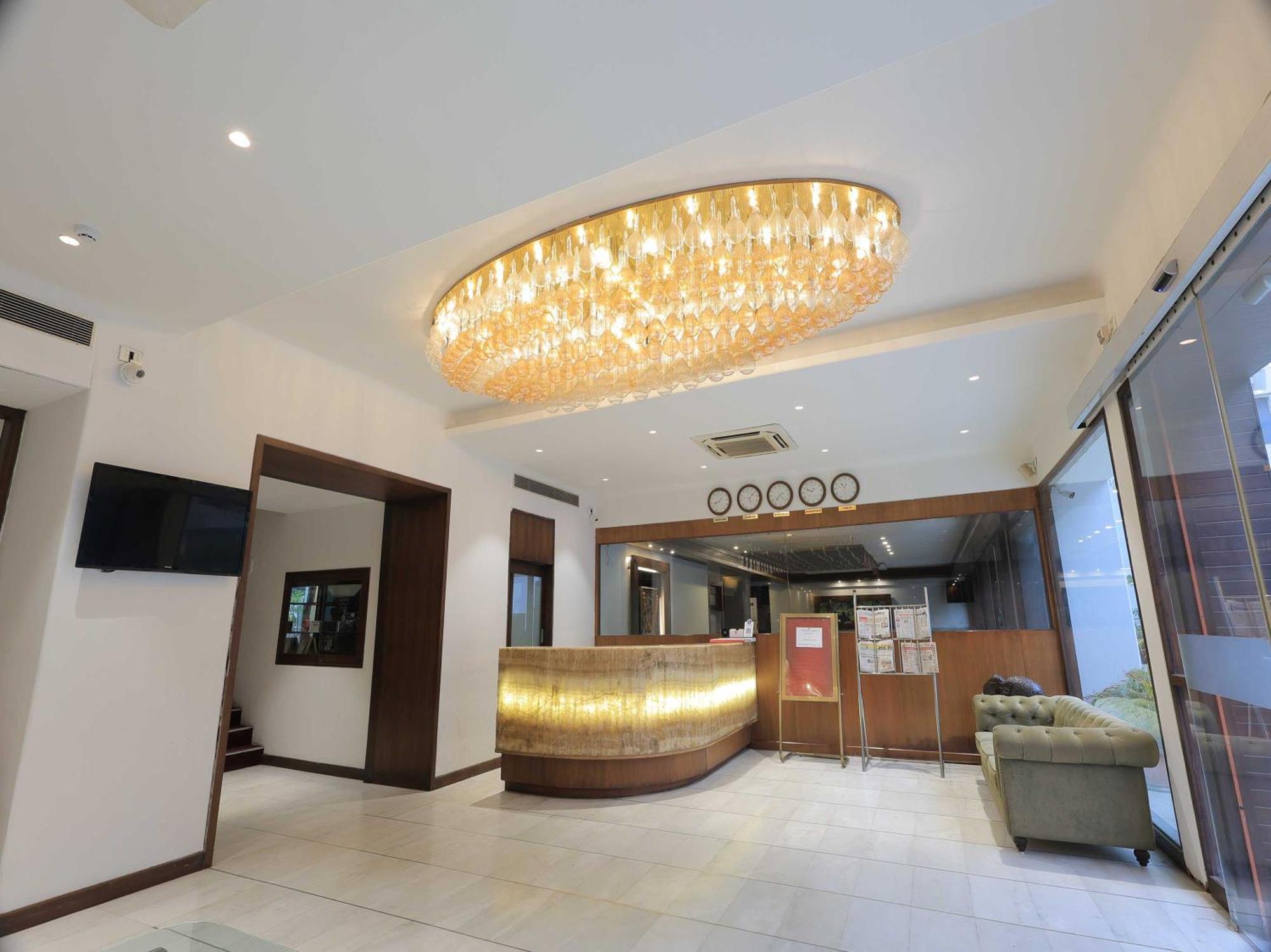 Palette Hotel Surya Vadodara Kültér fotó