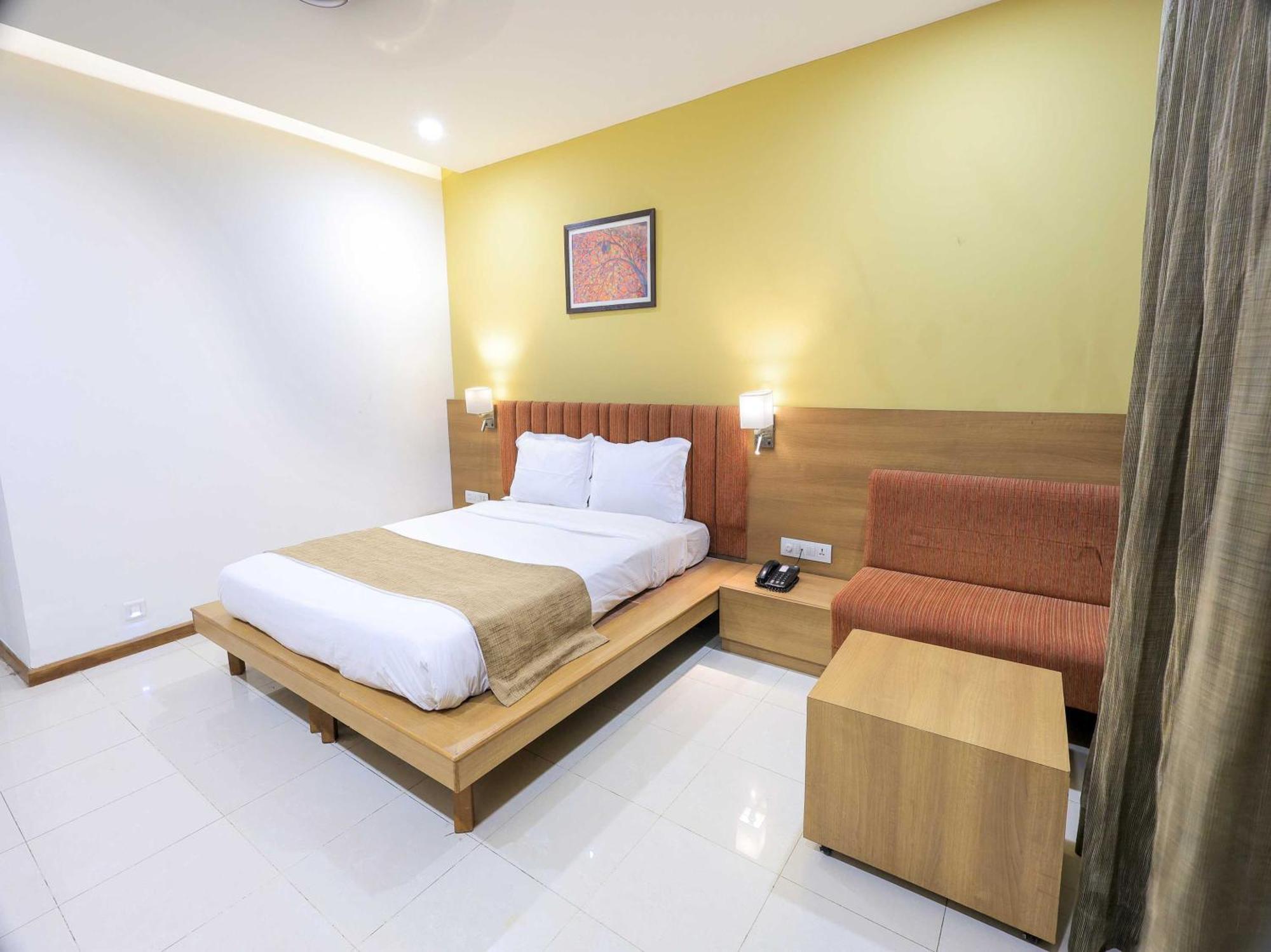 Palette Hotel Surya Vadodara Kültér fotó