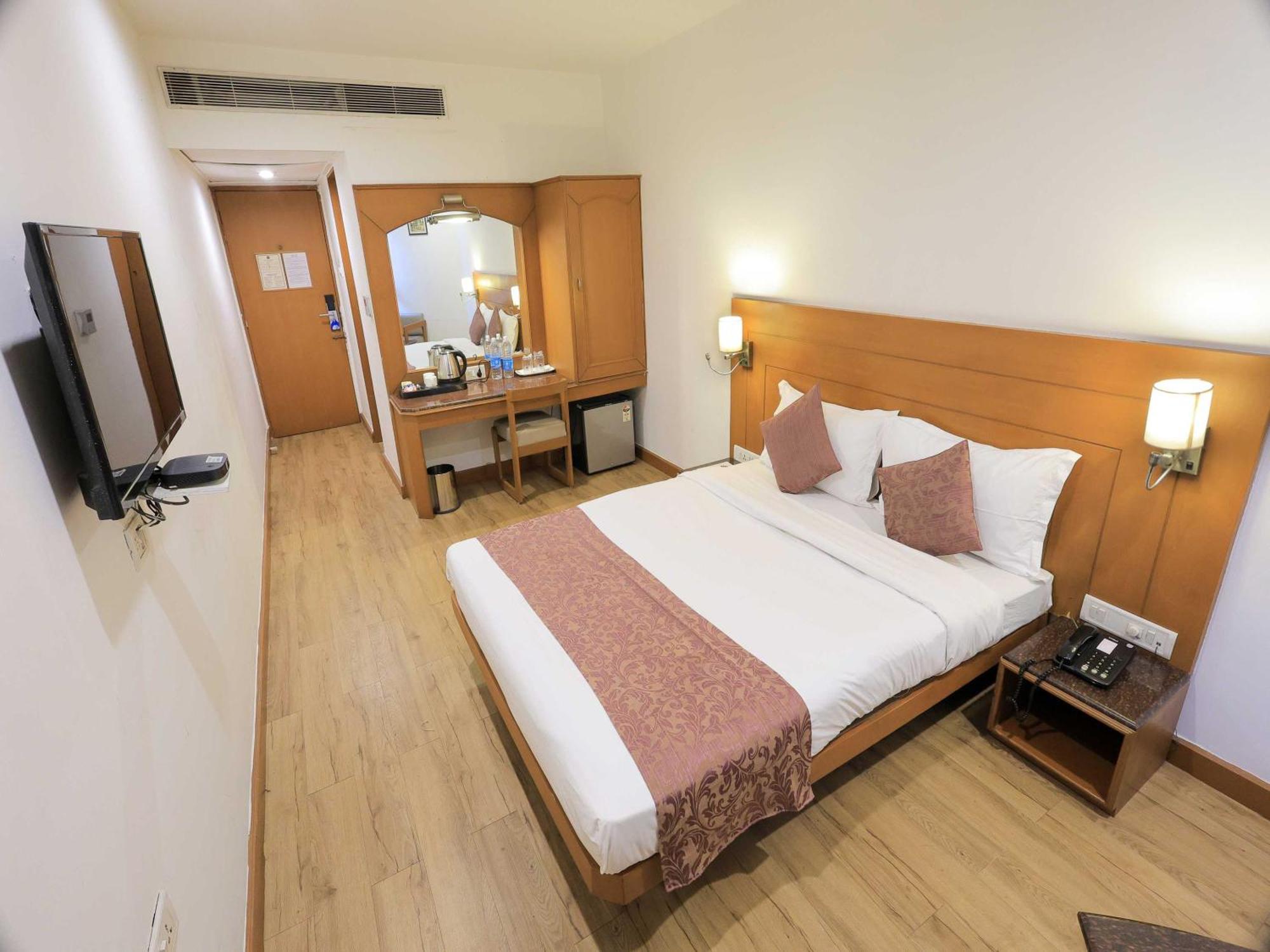 Palette Hotel Surya Vadodara Kültér fotó